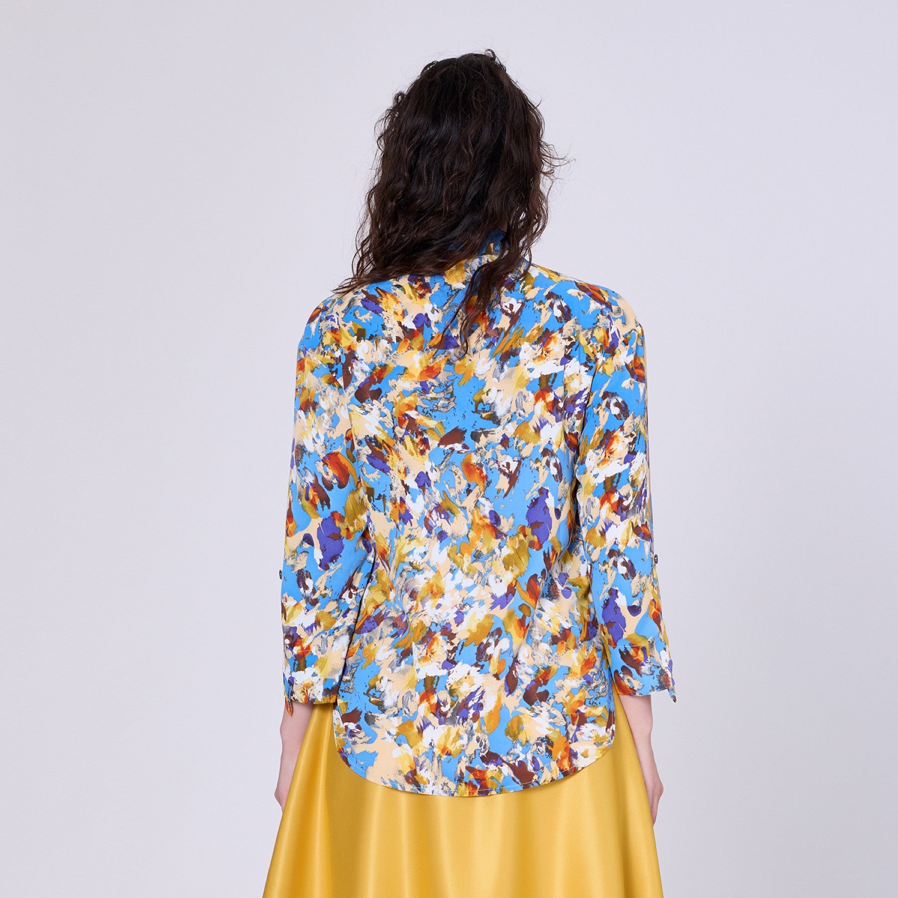 Blouse à col lavallière et imprimé abstrait