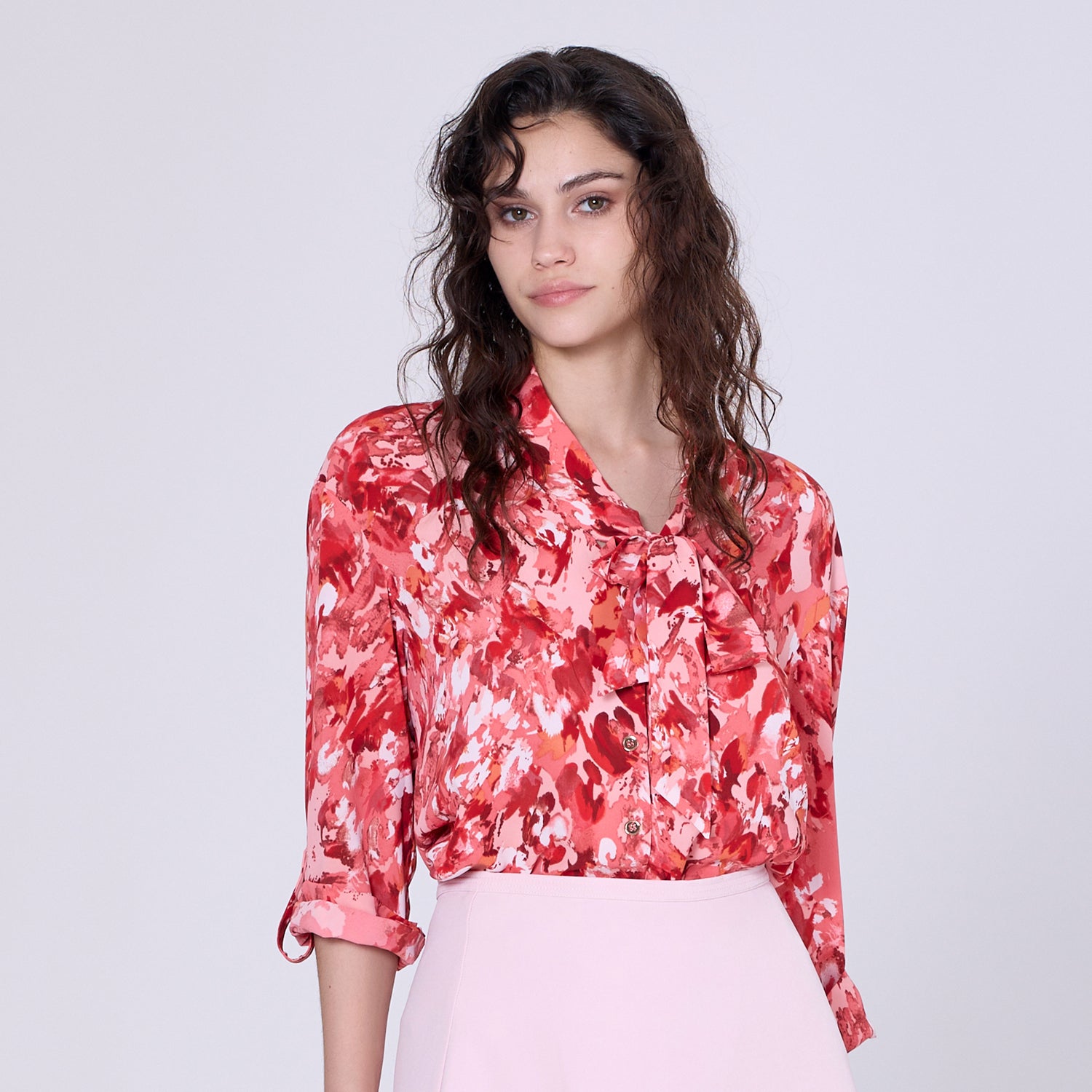 Blouse à col lavallière et imprimé abstrait