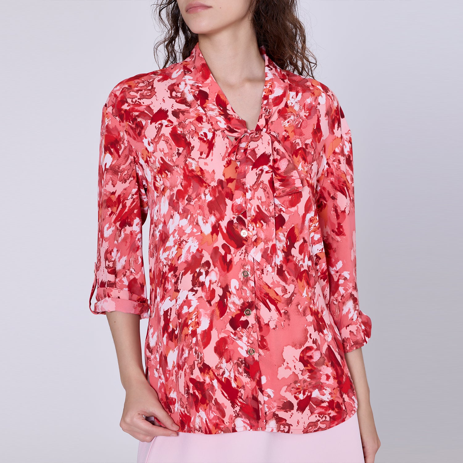 Blouse à col lavallière et imprimé abstrait