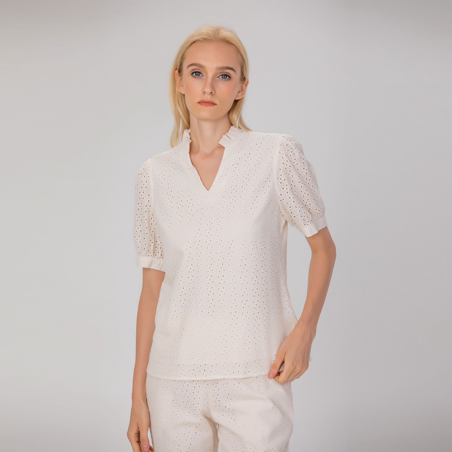 Blouse col V en broderie anglaise