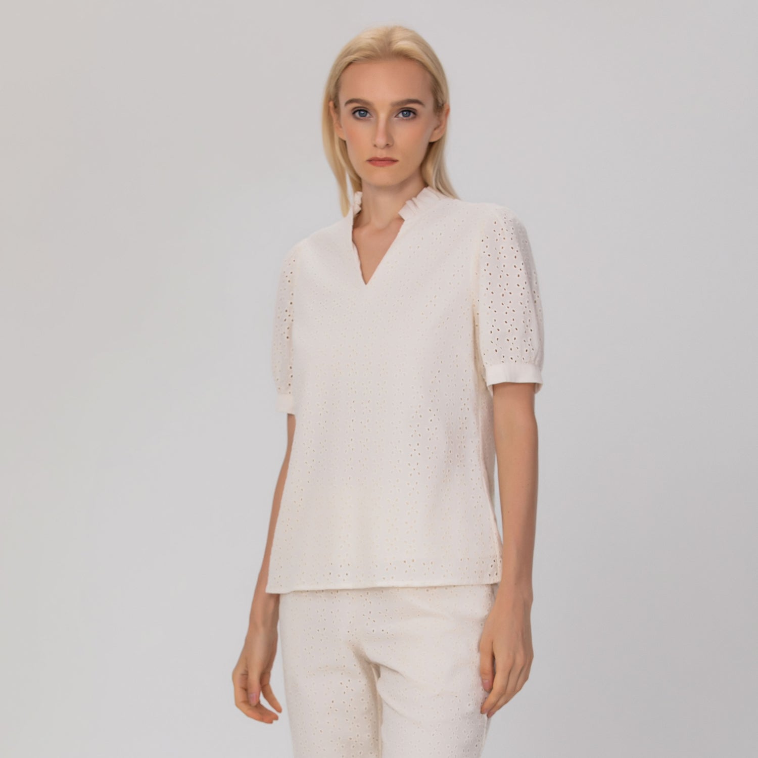 Blouse col V en broderie anglaise
