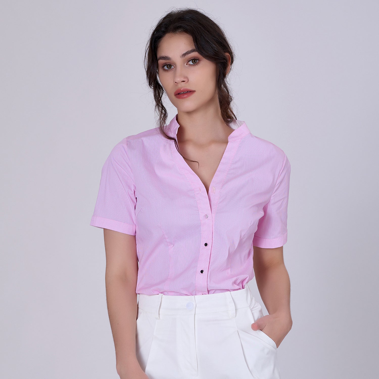Chemise ajustée en coton à manches courtes et col en V