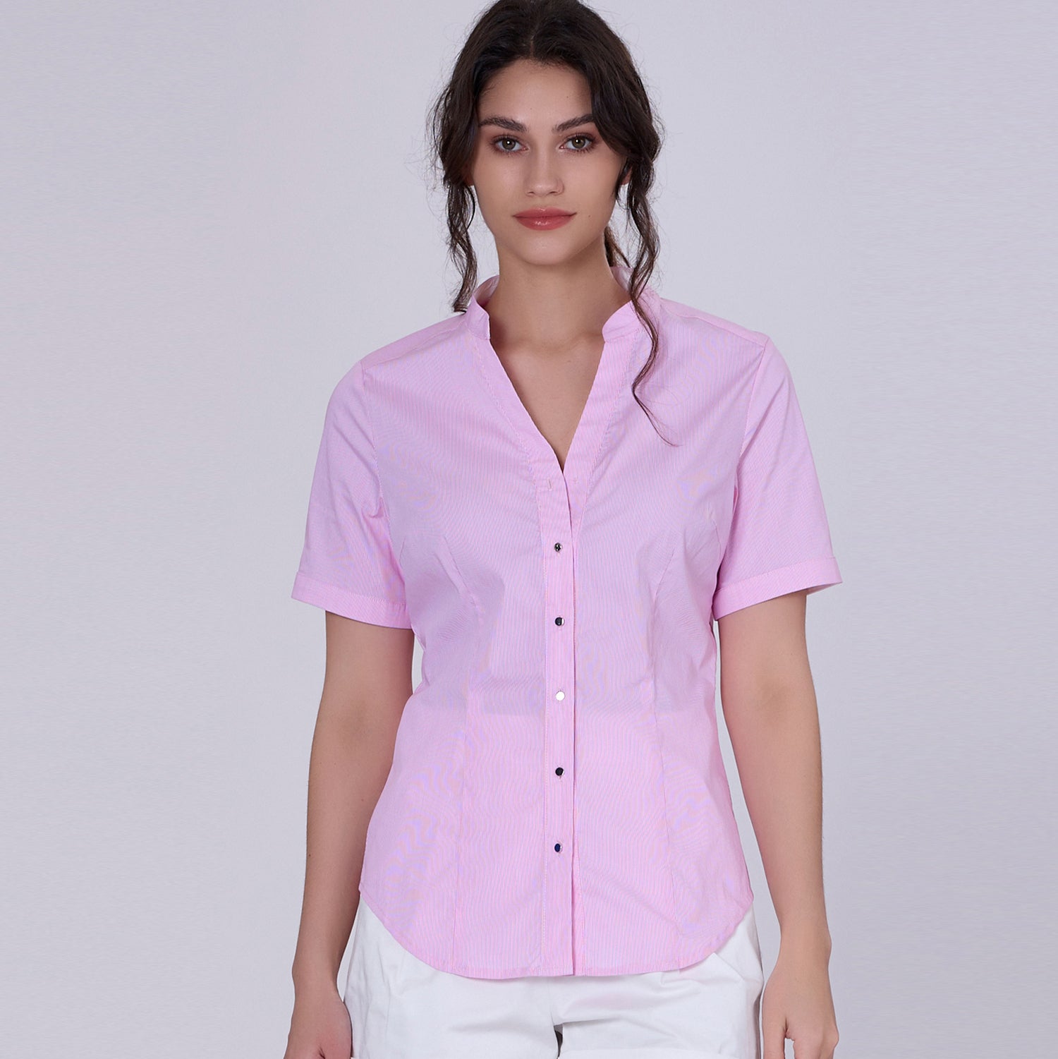 Chemise ajustée en coton à manches courtes et col en V