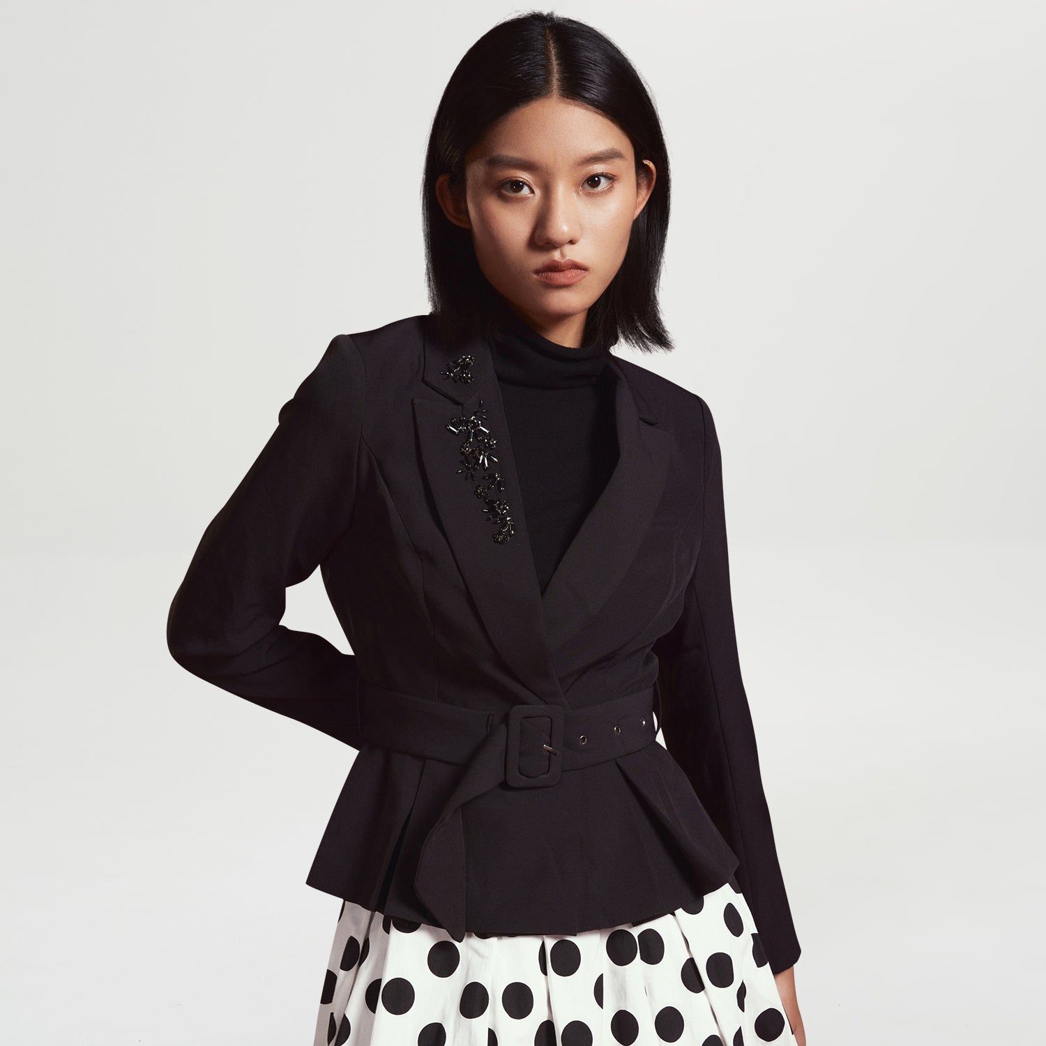 Veste tailleur à basques et broderie col