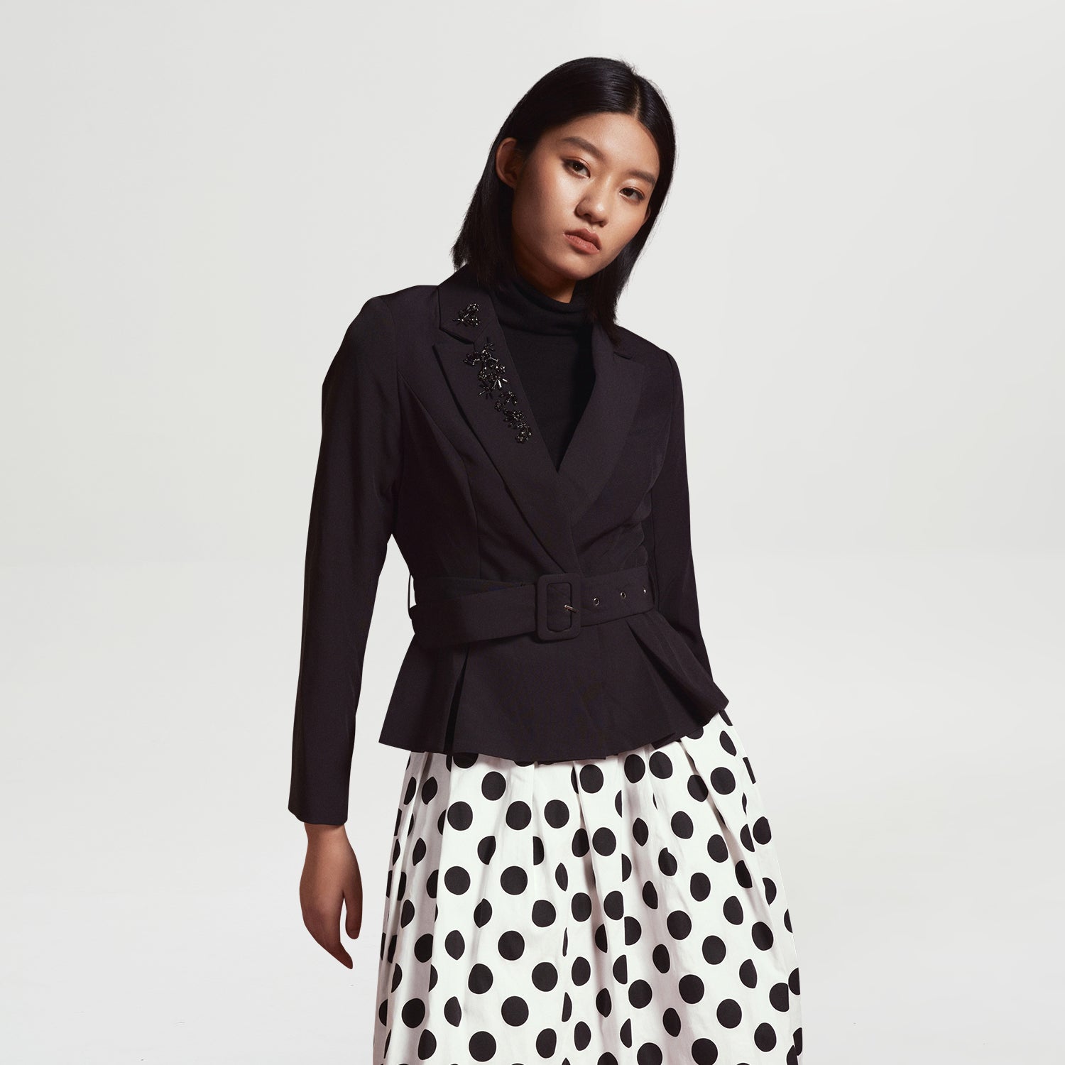 Veste tailleur à basques et broderie col