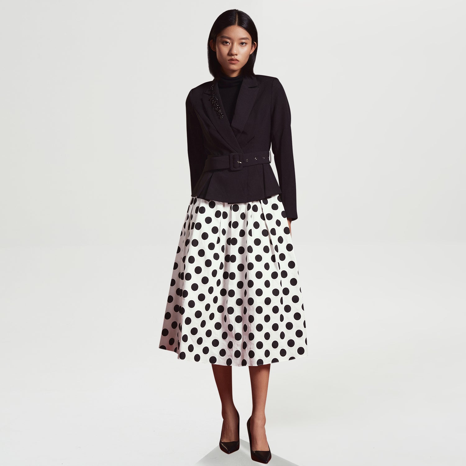 Veste tailleur à basques et broderie col