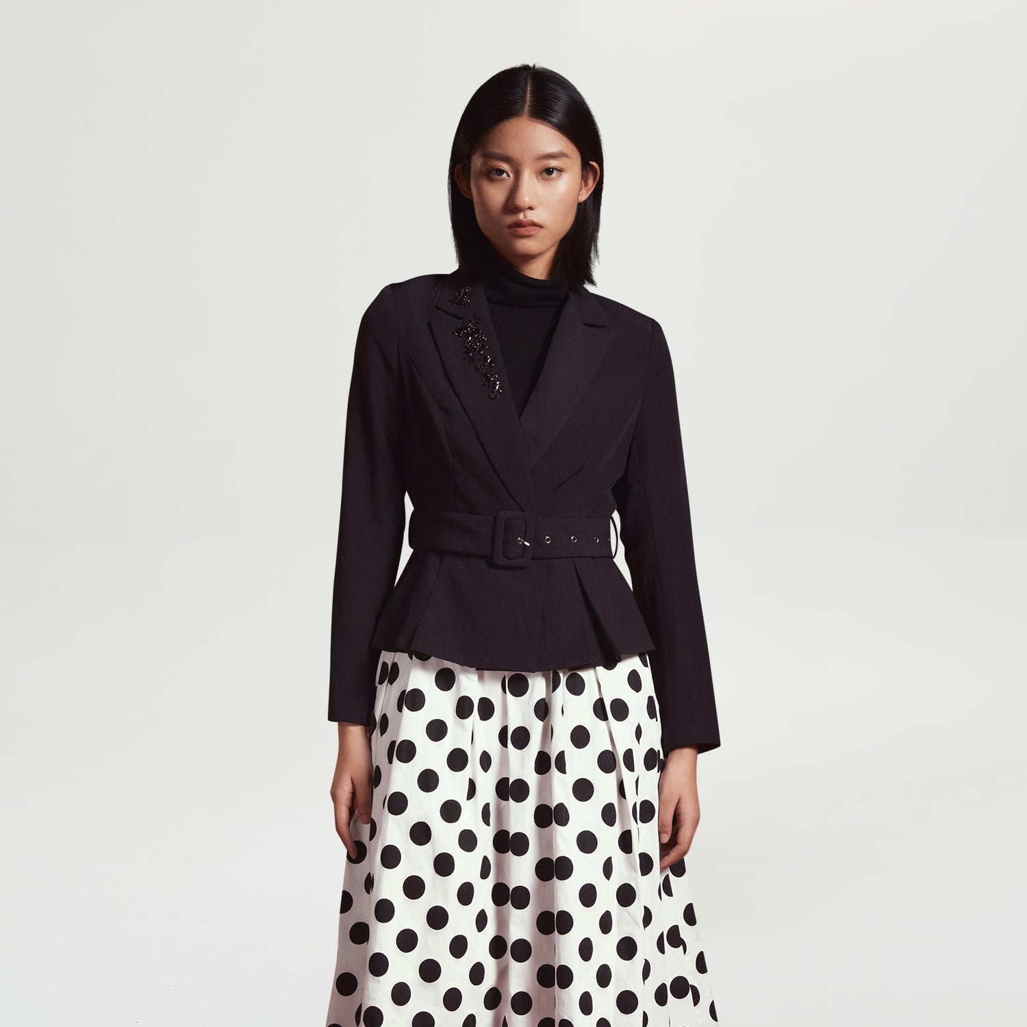 Veste tailleur à basques et broderie col