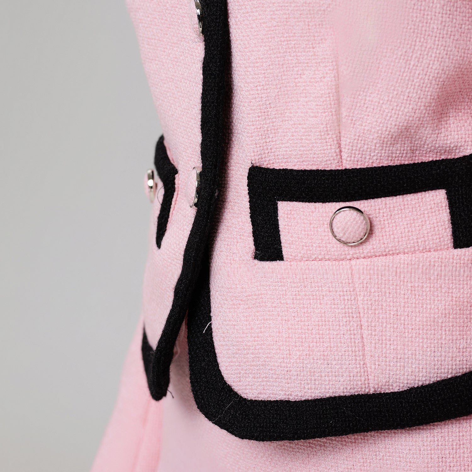 Veste courte à galon contrasté