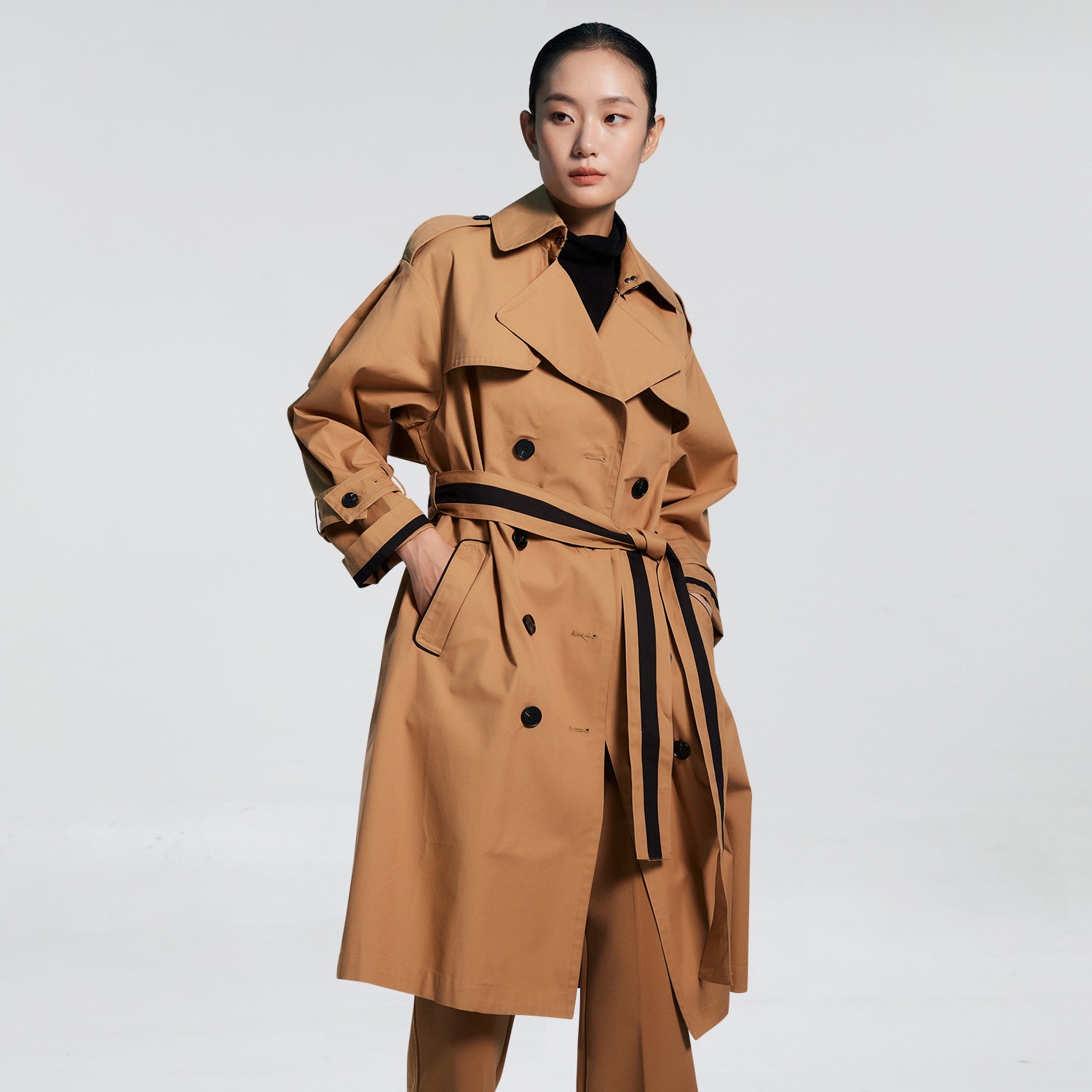 Trench avec ceinture contrastée