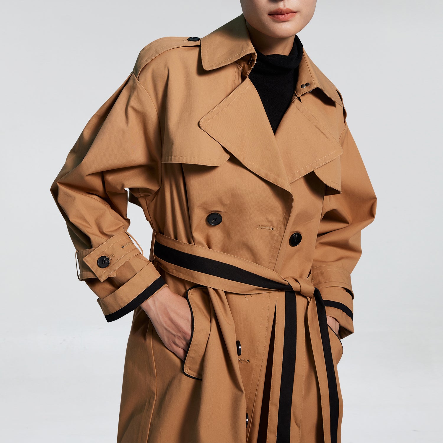 Trench avec ceinture contrastée