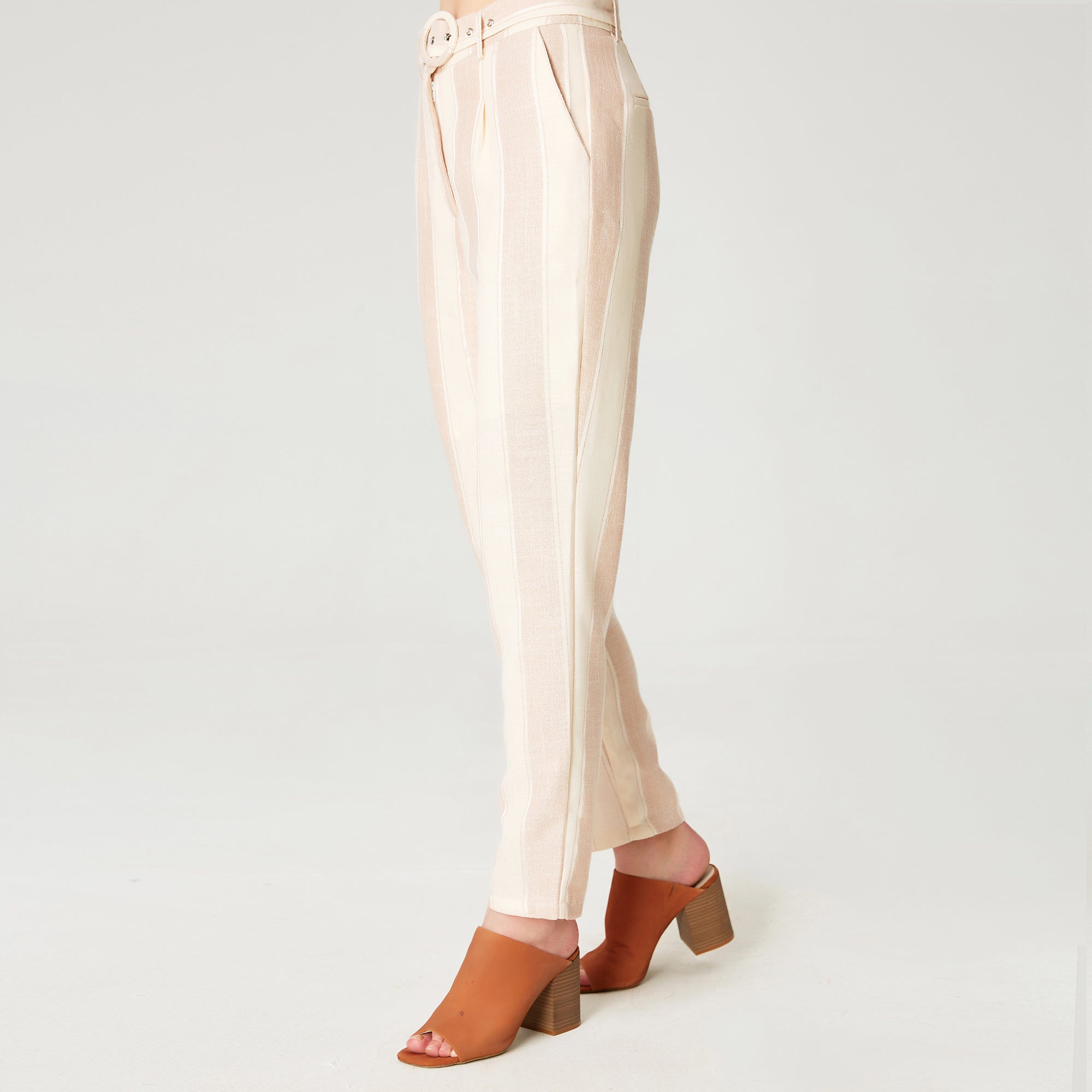 Pantalon fuselé ceinturé à pinces et motif rayures