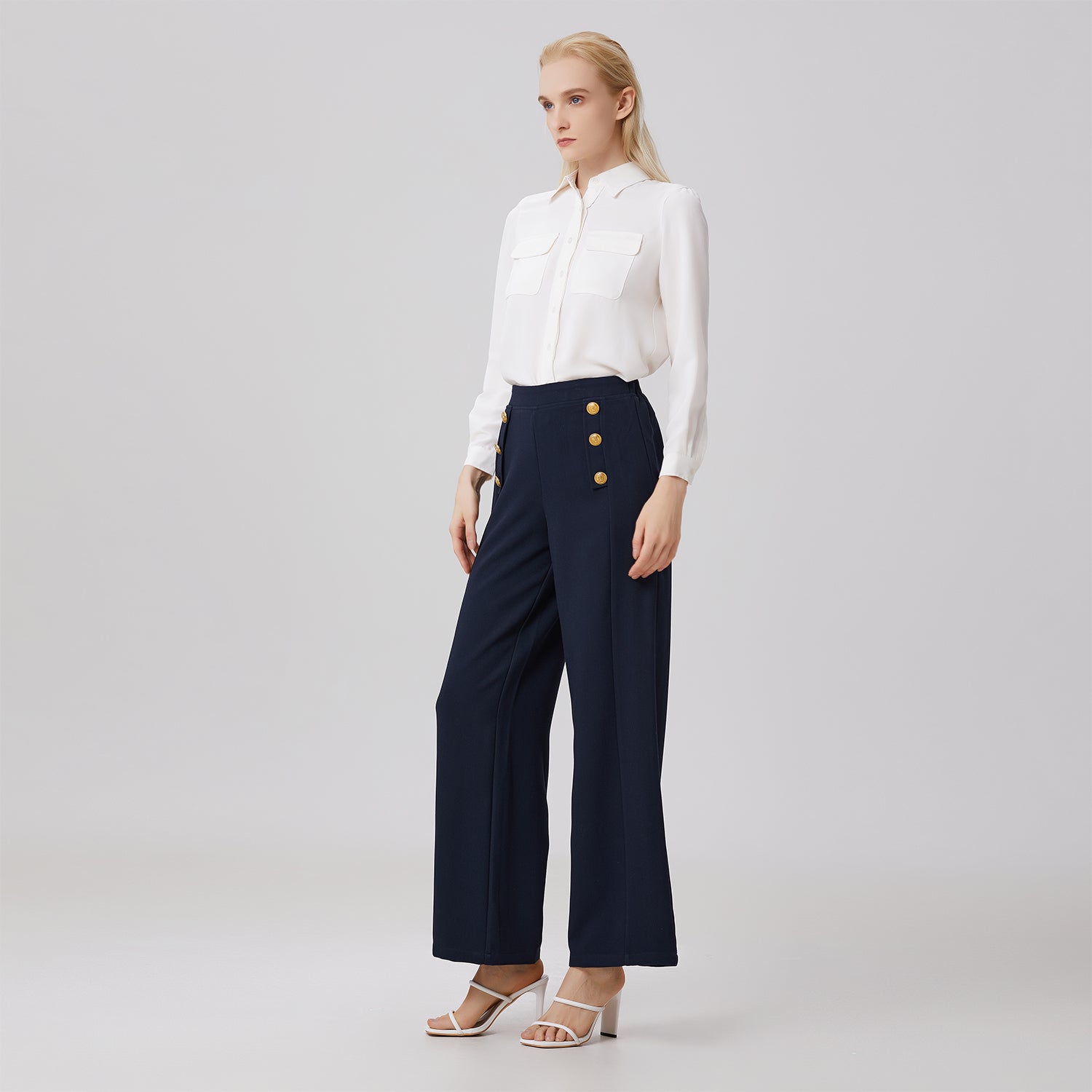 Pantalon marin à boutons dorés