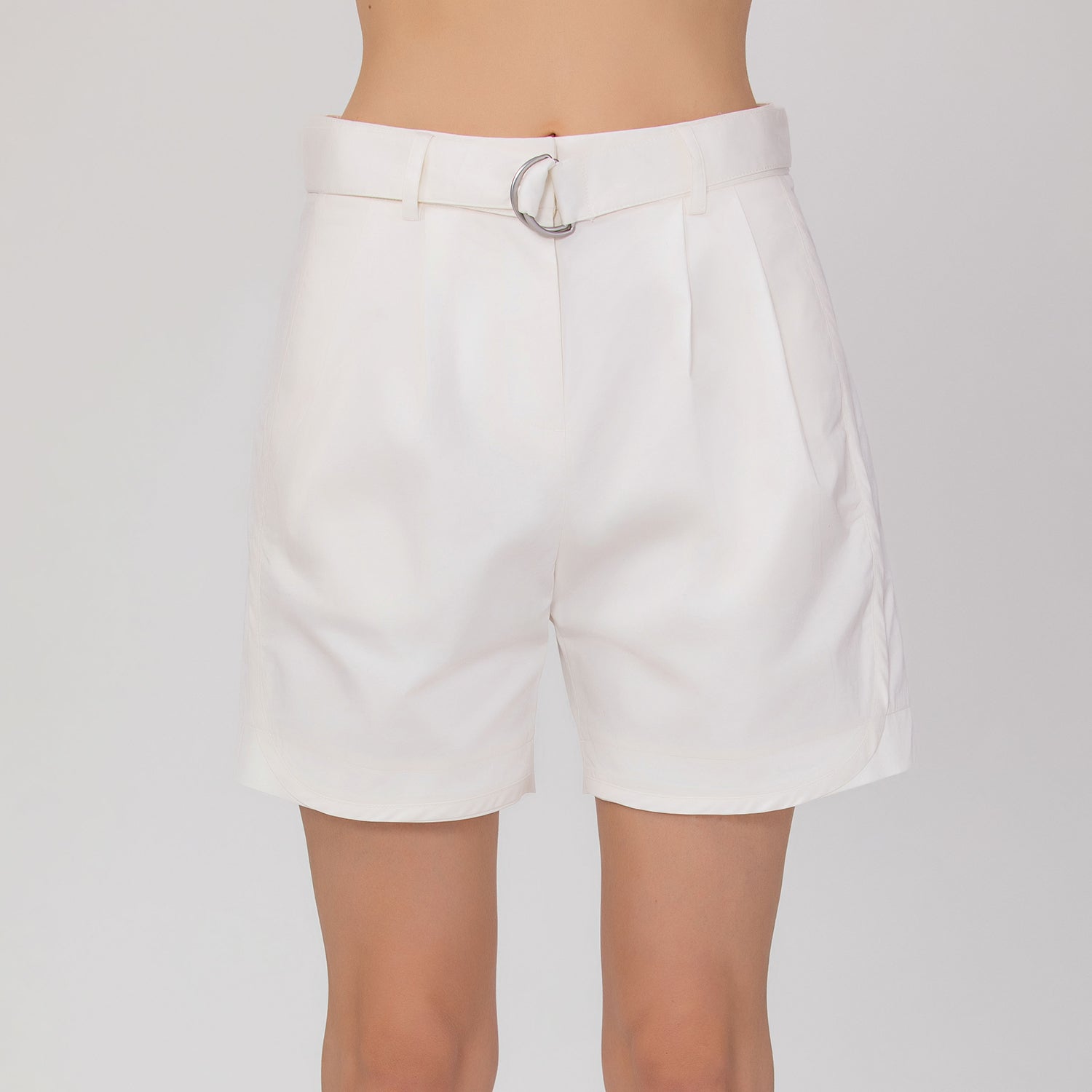 Short avec boucle et plis devant