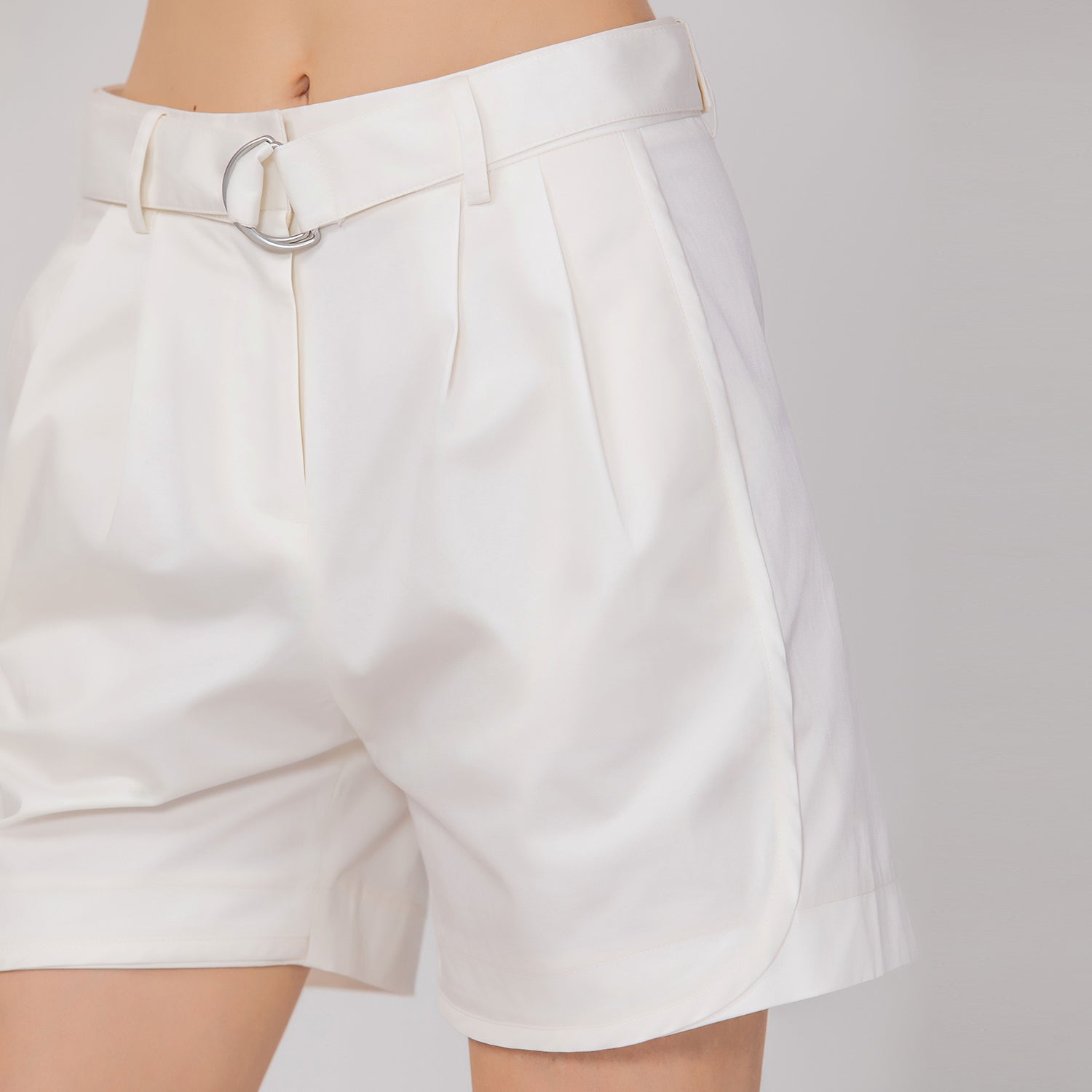 Short avec boucle et plis devant