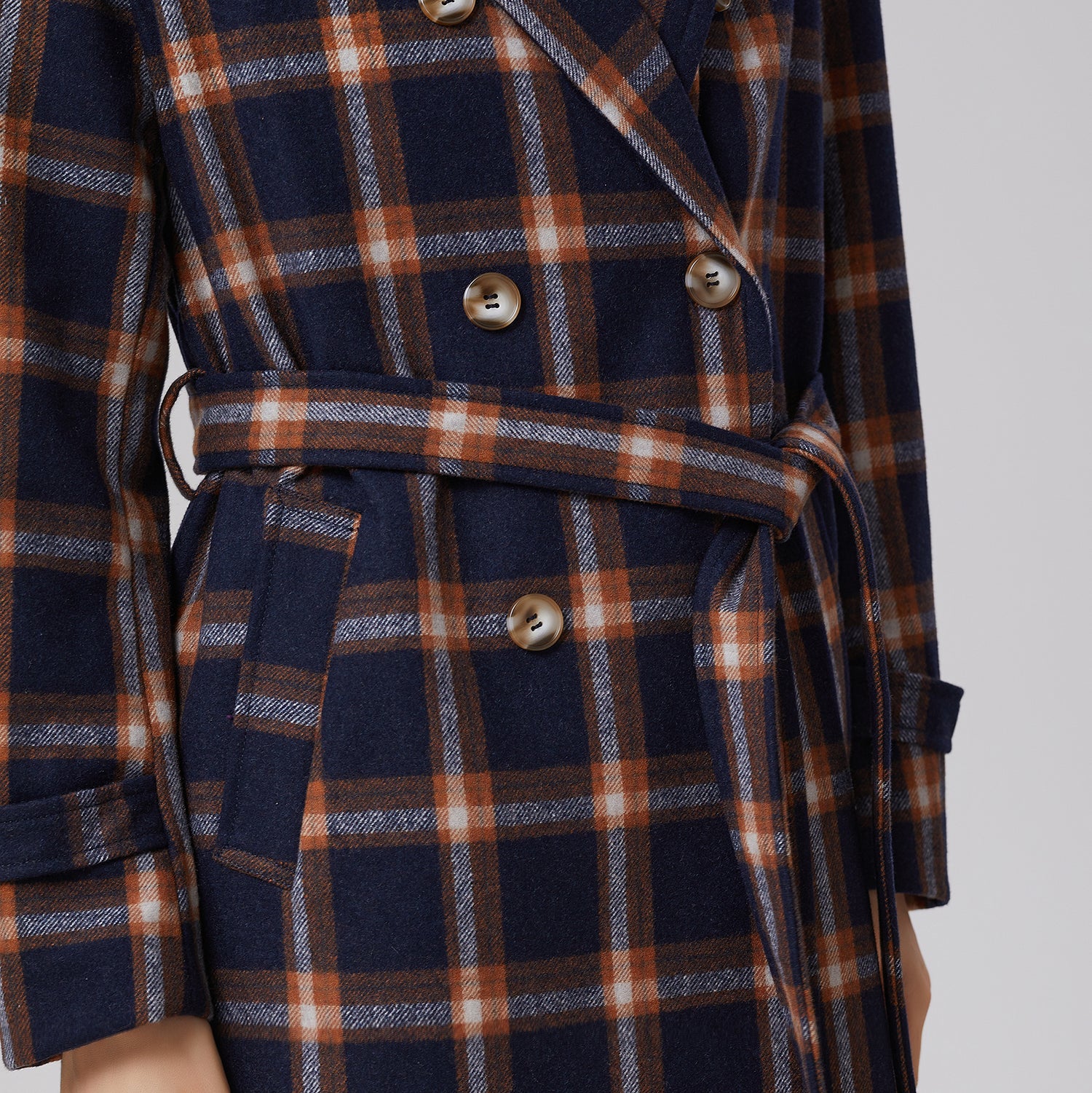 Manteau en laine à carreaux et double boutonnage