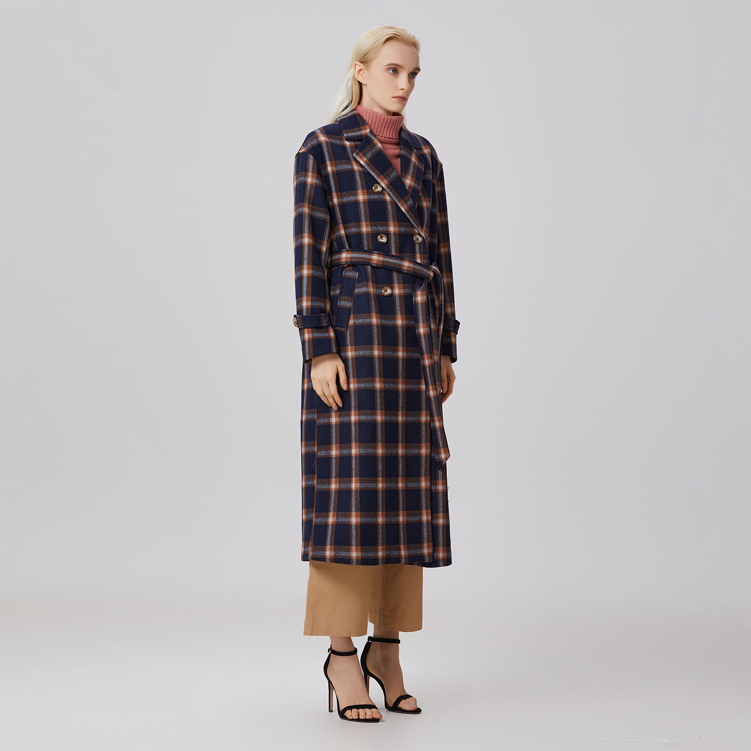 Manteau en laine à carreaux et double boutonnage