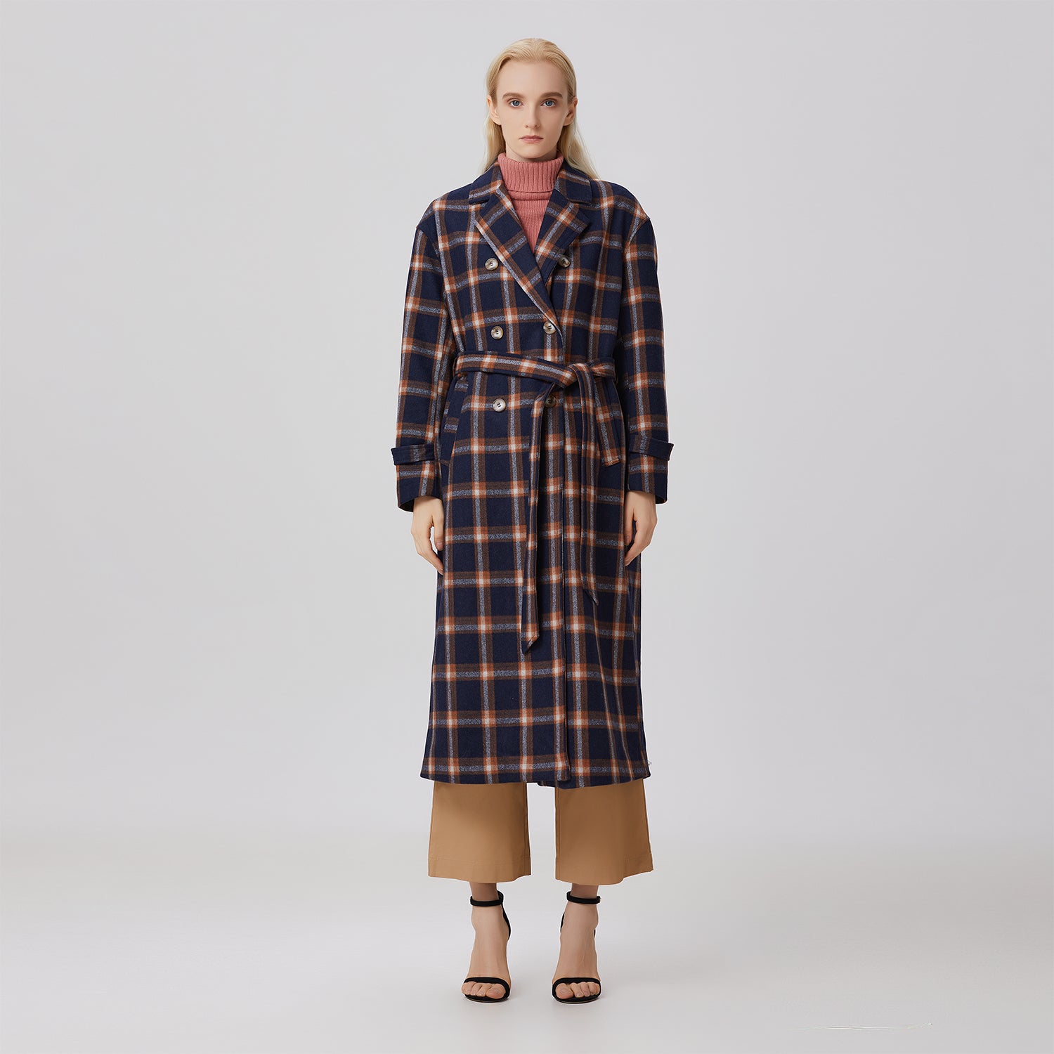 Manteau en laine à carreaux et double boutonnage