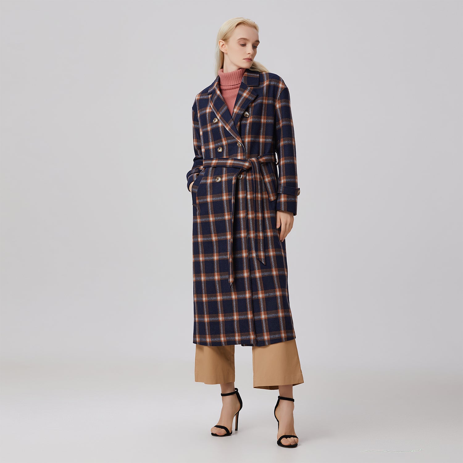 Manteau en laine à carreaux et double boutonnage