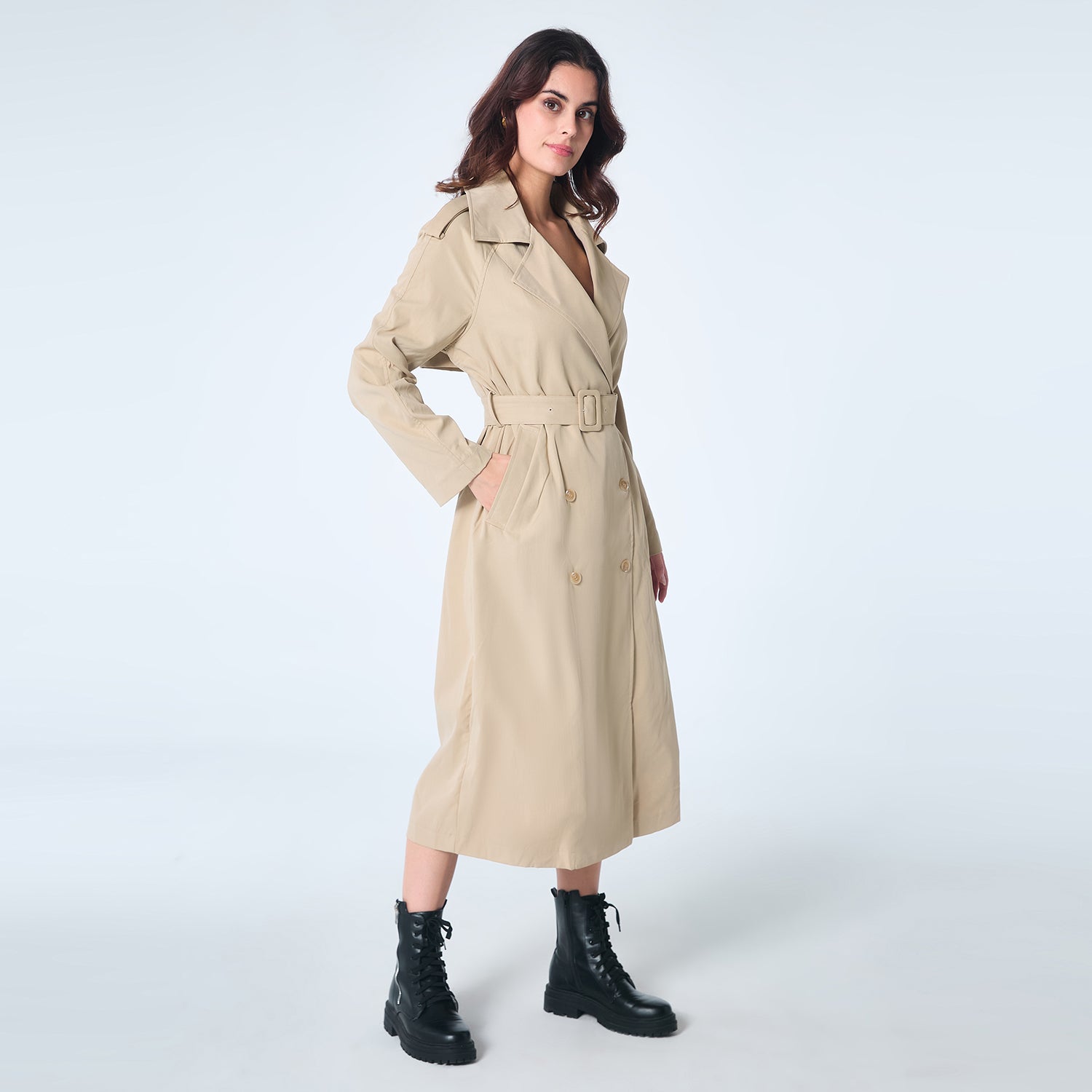 Manteau trench classique avec un bas-volet
