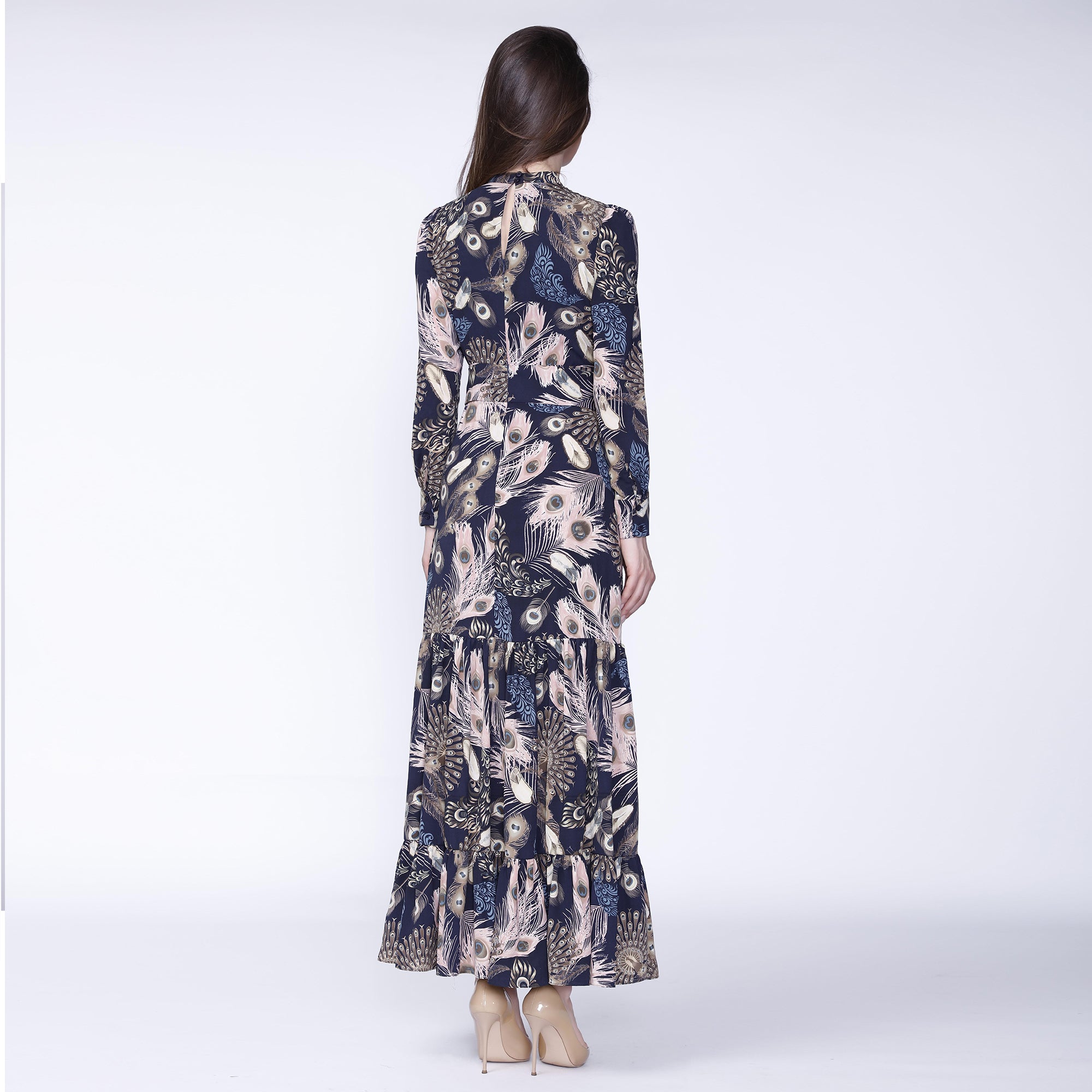 Robe longue style bohème à volants et imprimé plumes