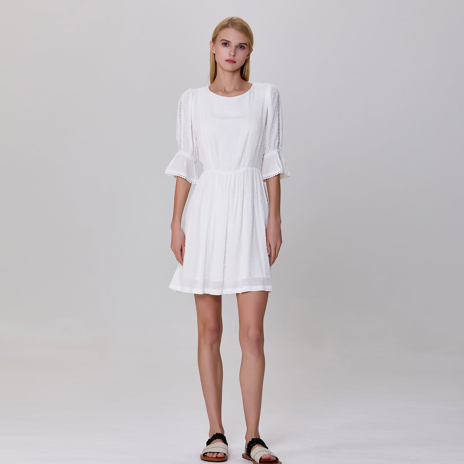 Robe courte babydoll échancrée dos en mousseline plumetti