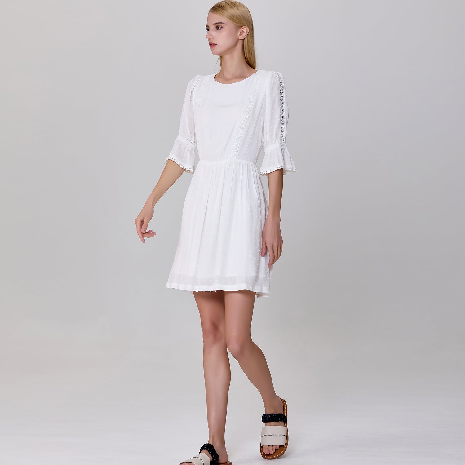 Robe courte babydoll échancrée dos en mousseline plumetti