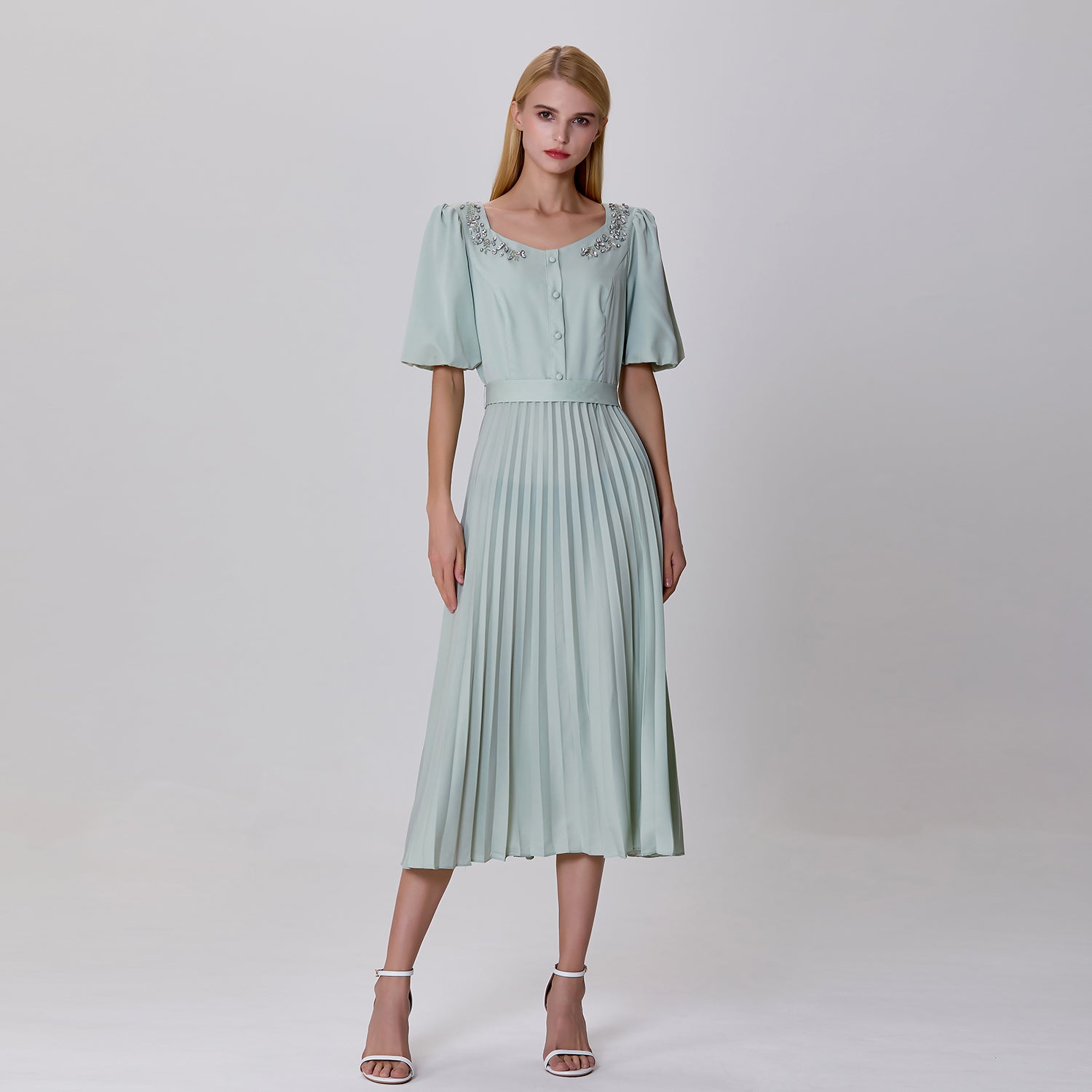 Robe-blouse à plissés et broderies