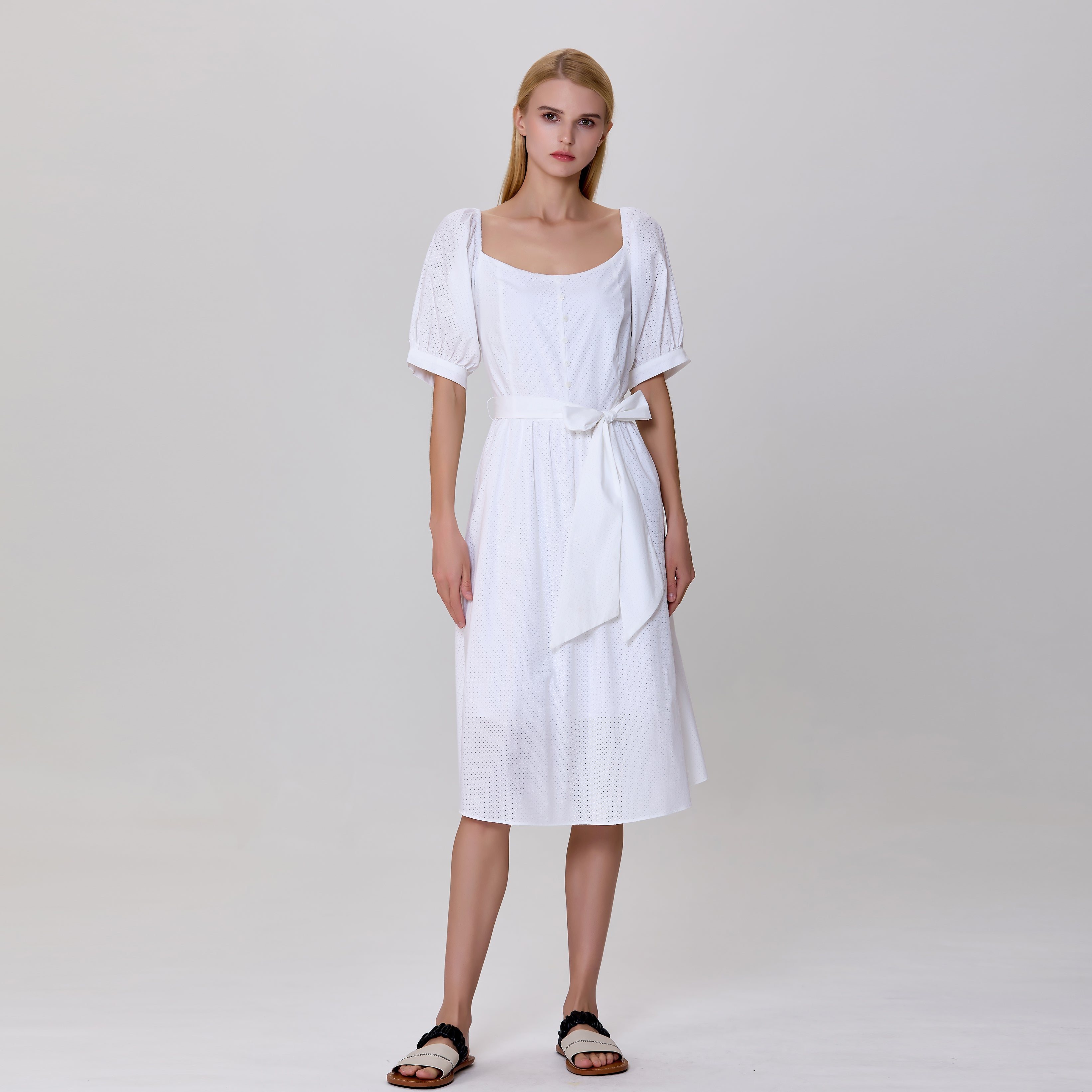 Robe-blouse ajustée et évasée à manches bouffantes