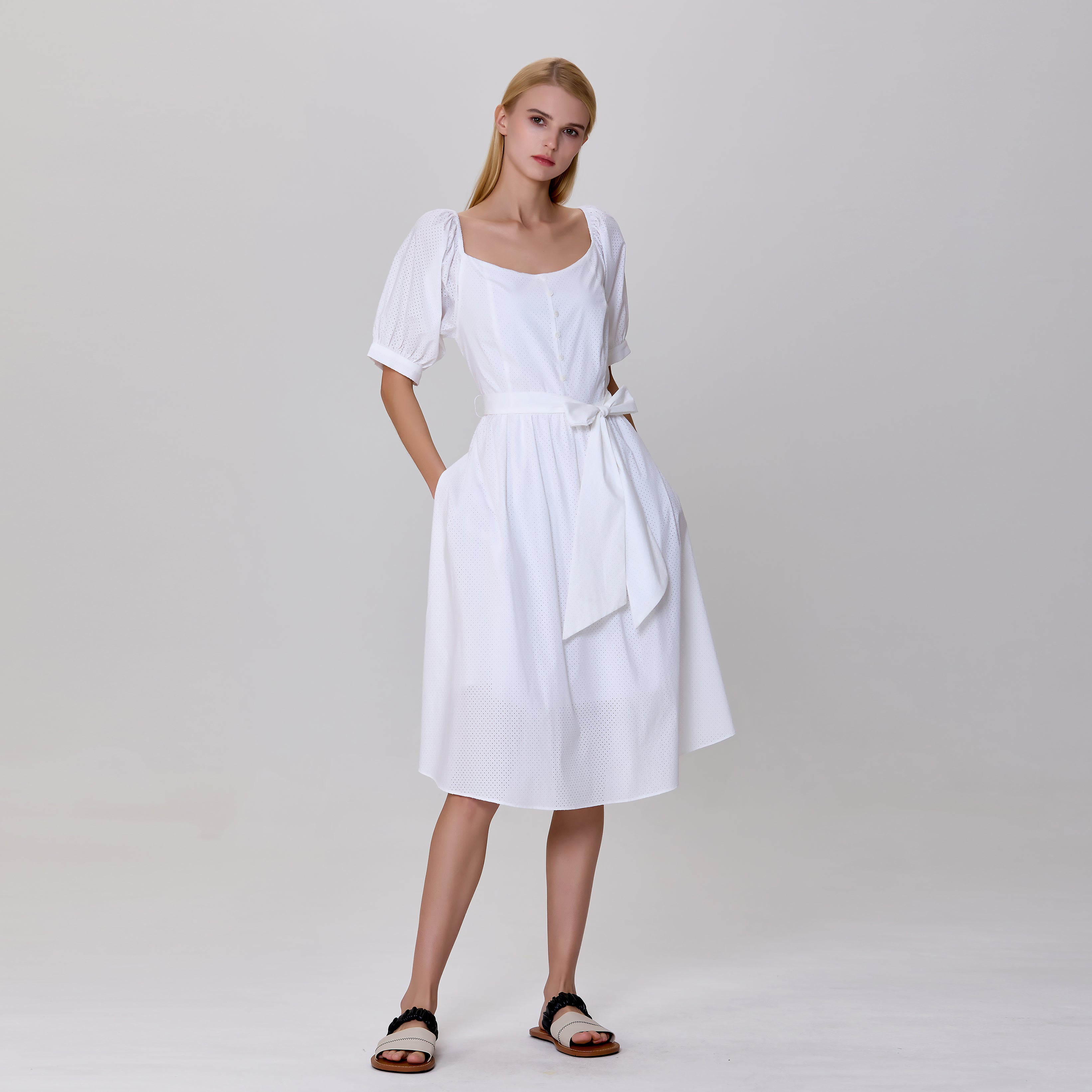 Robe-blouse ajustée et évasée à manches bouffantes