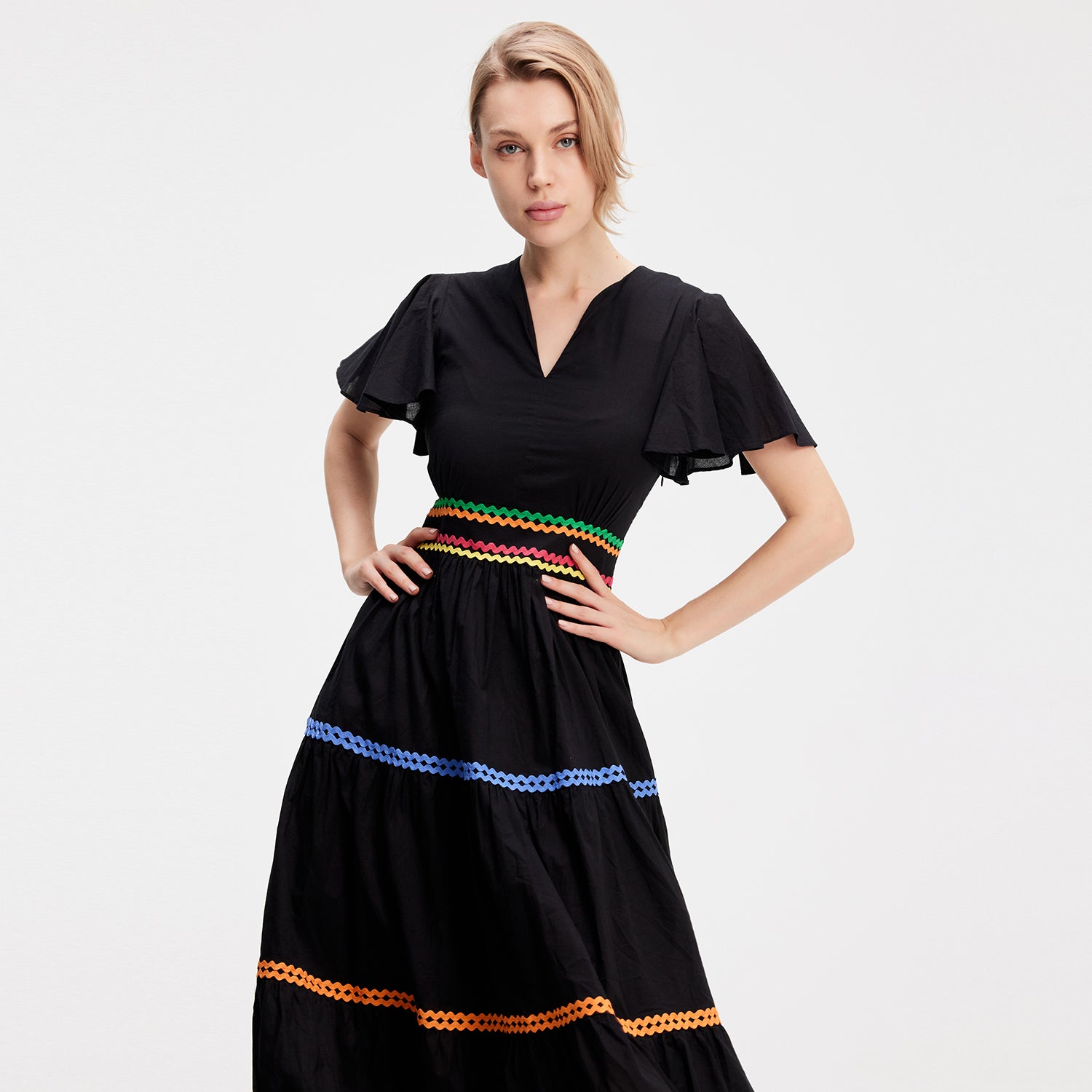 Robe longue à bordures contrastées et empiècements niveaux