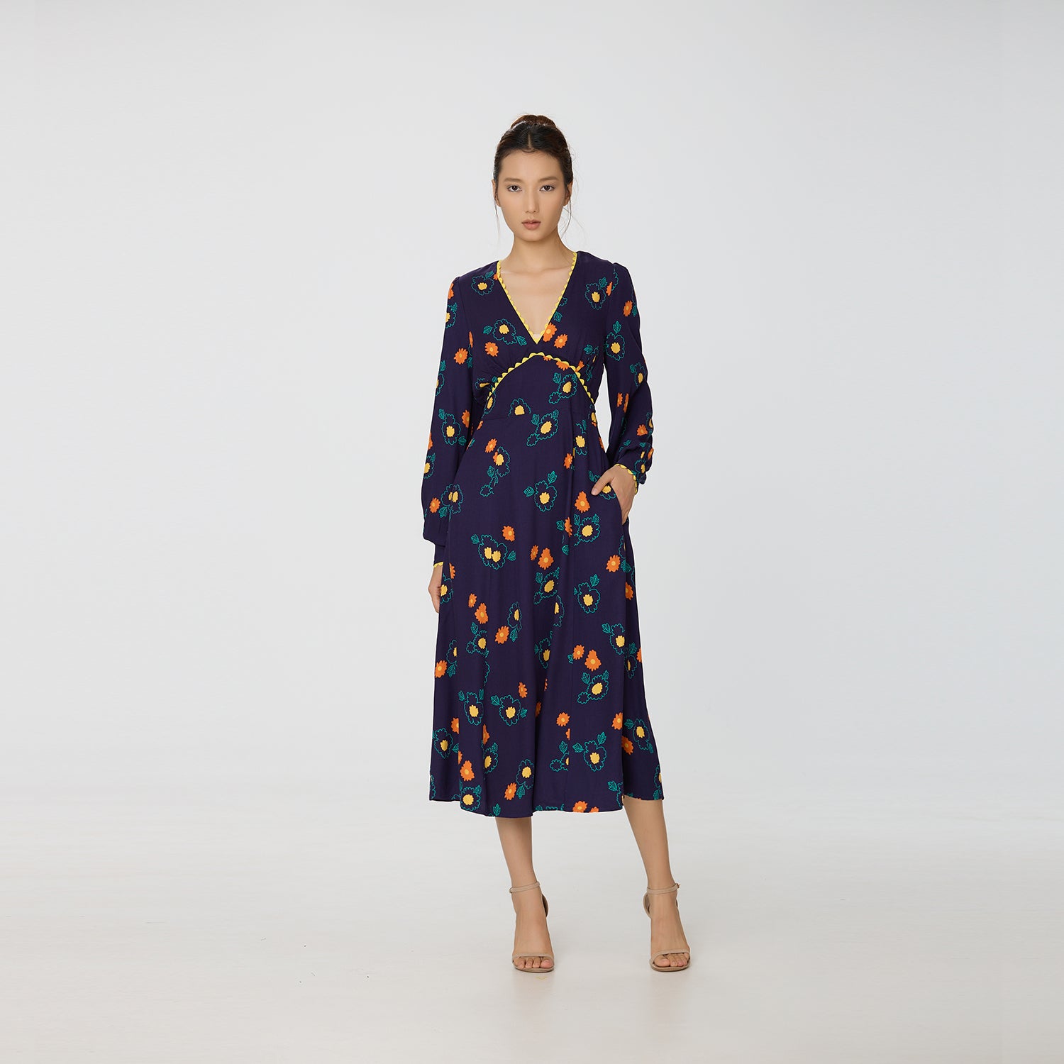 Robe à col en V et imprimé floral abstrait et galon contrasté