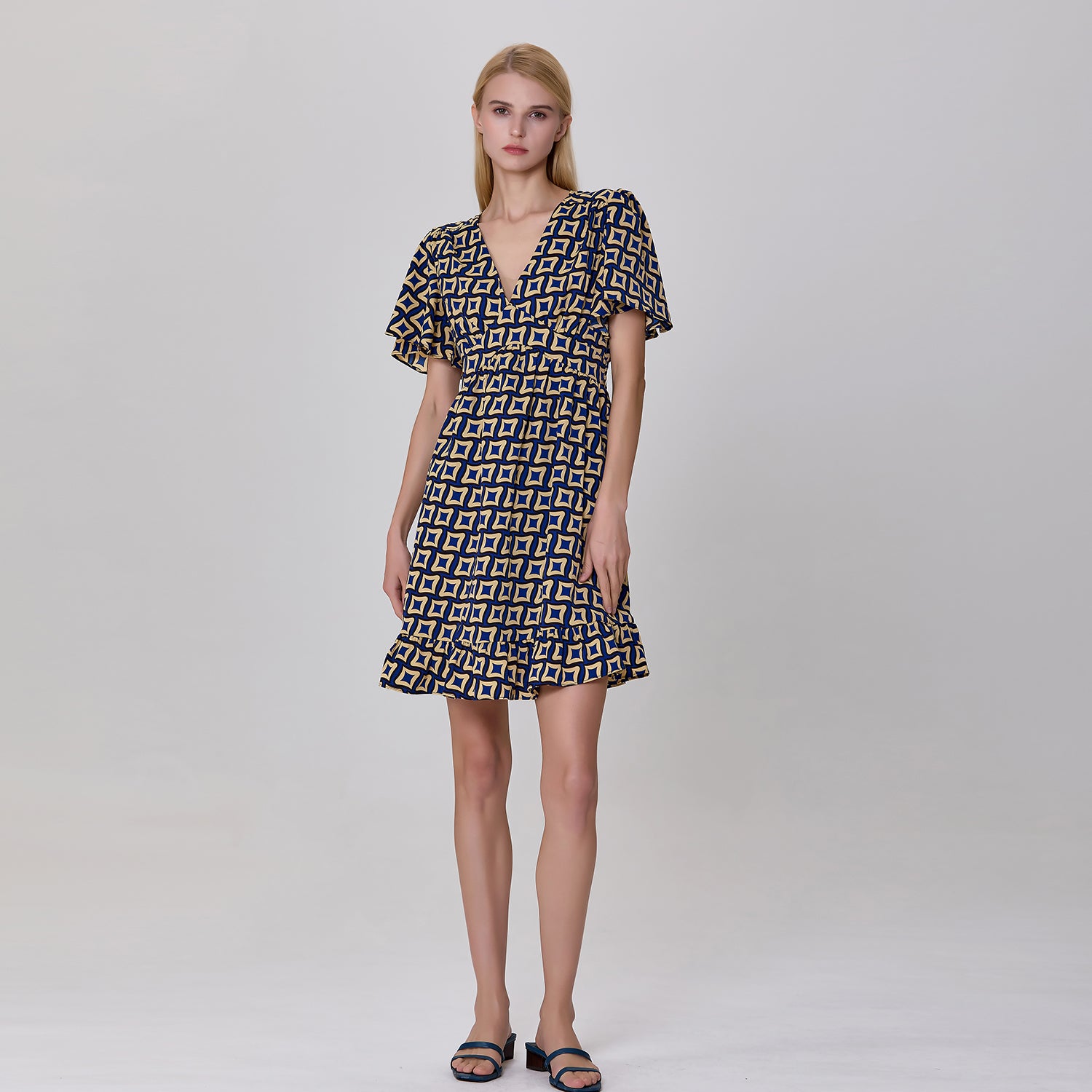 Robe courte ajustée et évasée à imprimé graphique