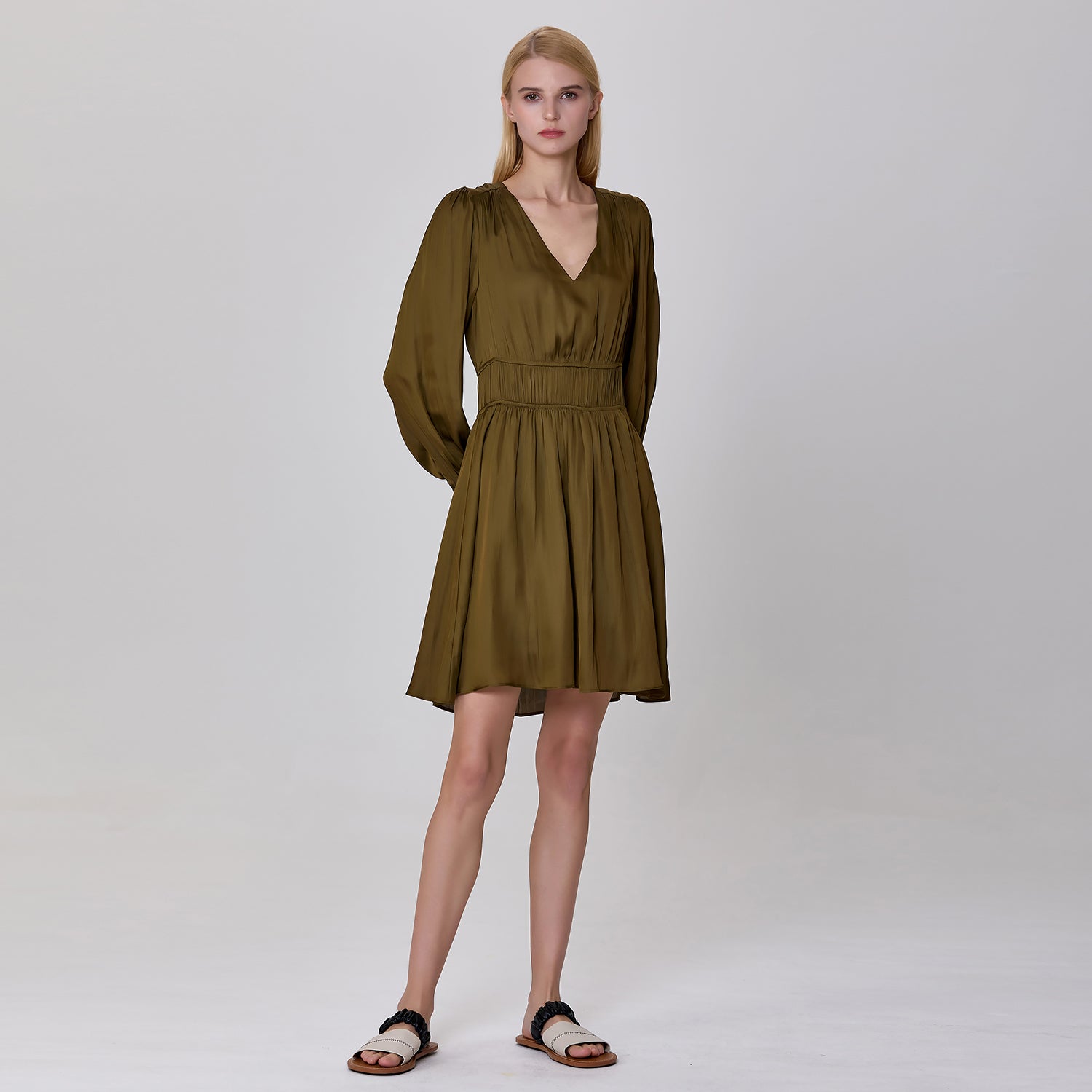 Robe courte patineuse décolleté en V