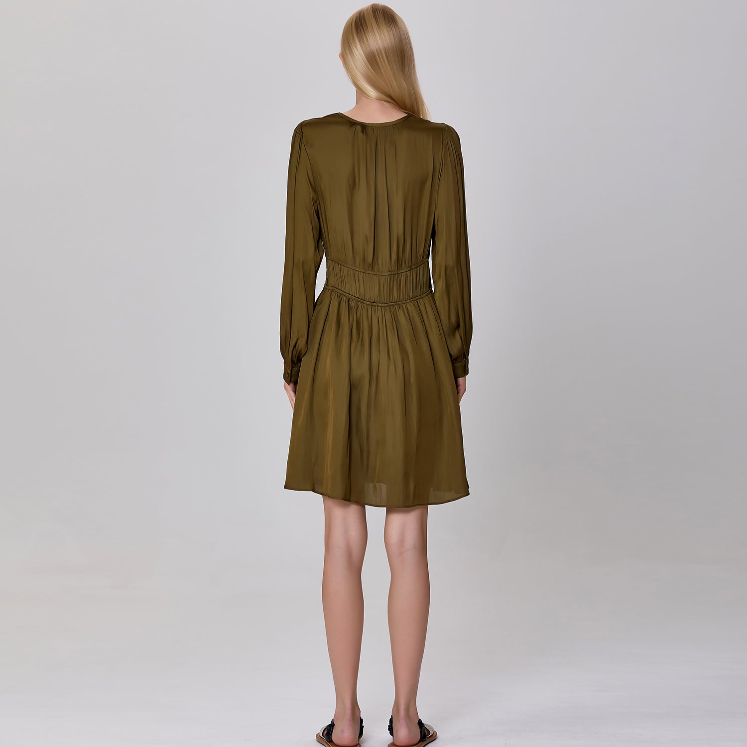 Robe courte patineuse décolleté en V