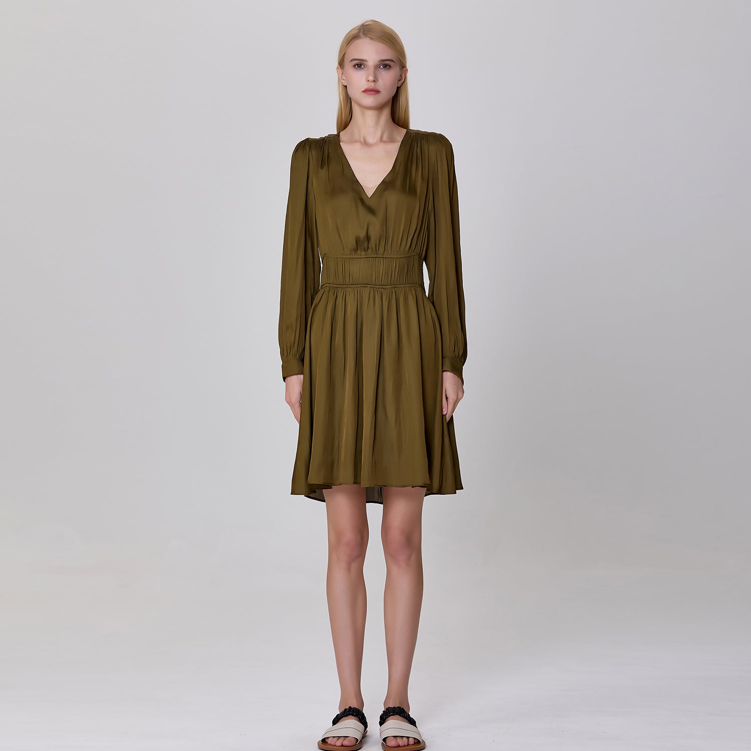 Robe courte patineuse décolleté en V