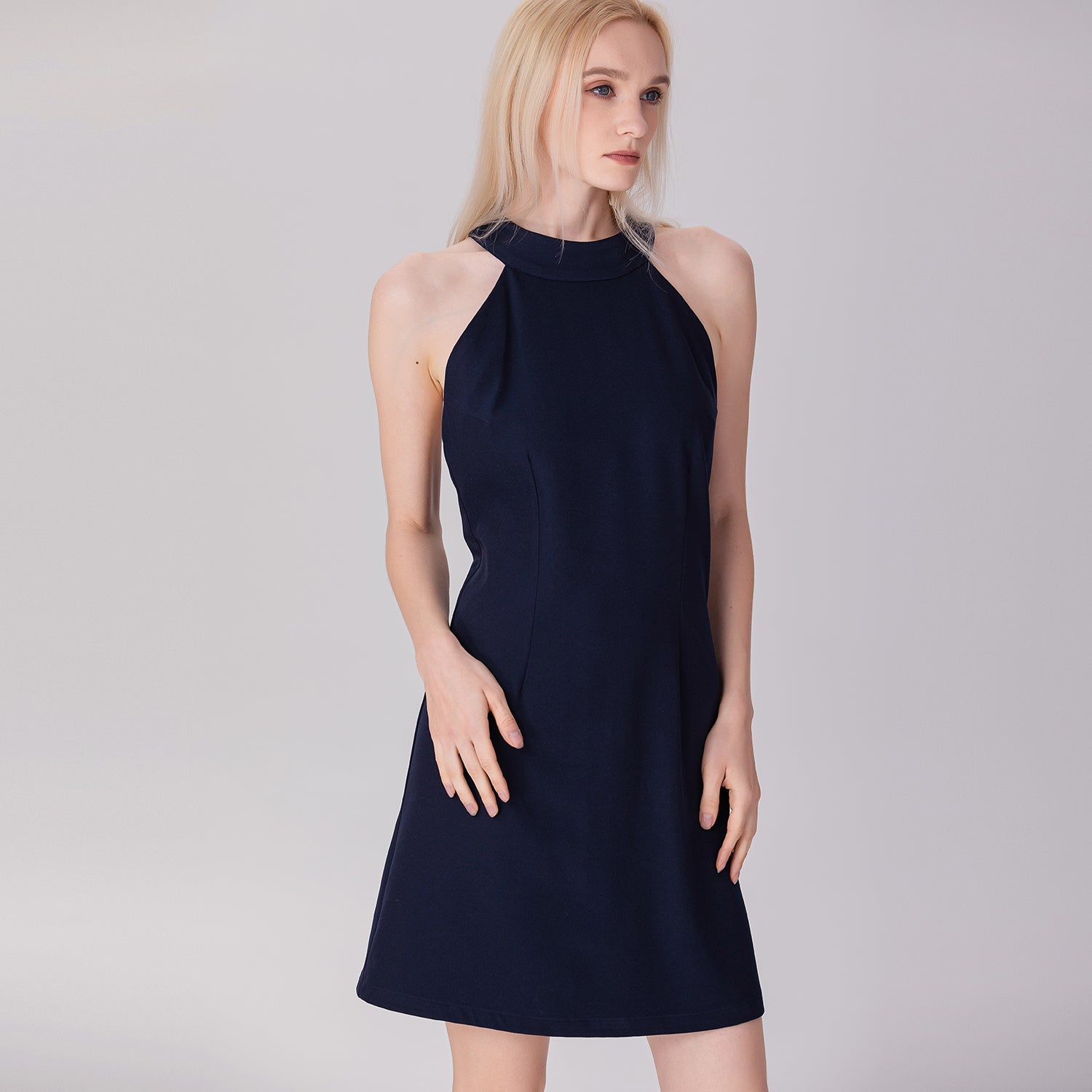 Mini-robe sans manches à col montant