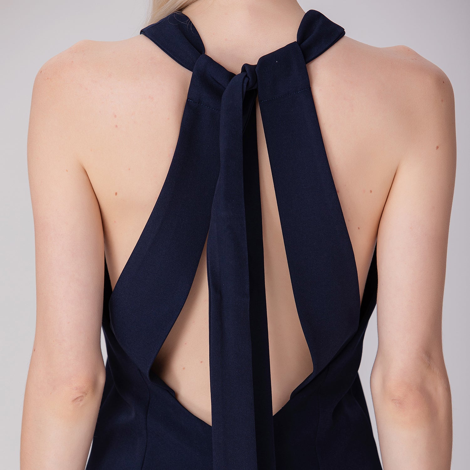 Mini-robe sans manches à col montant