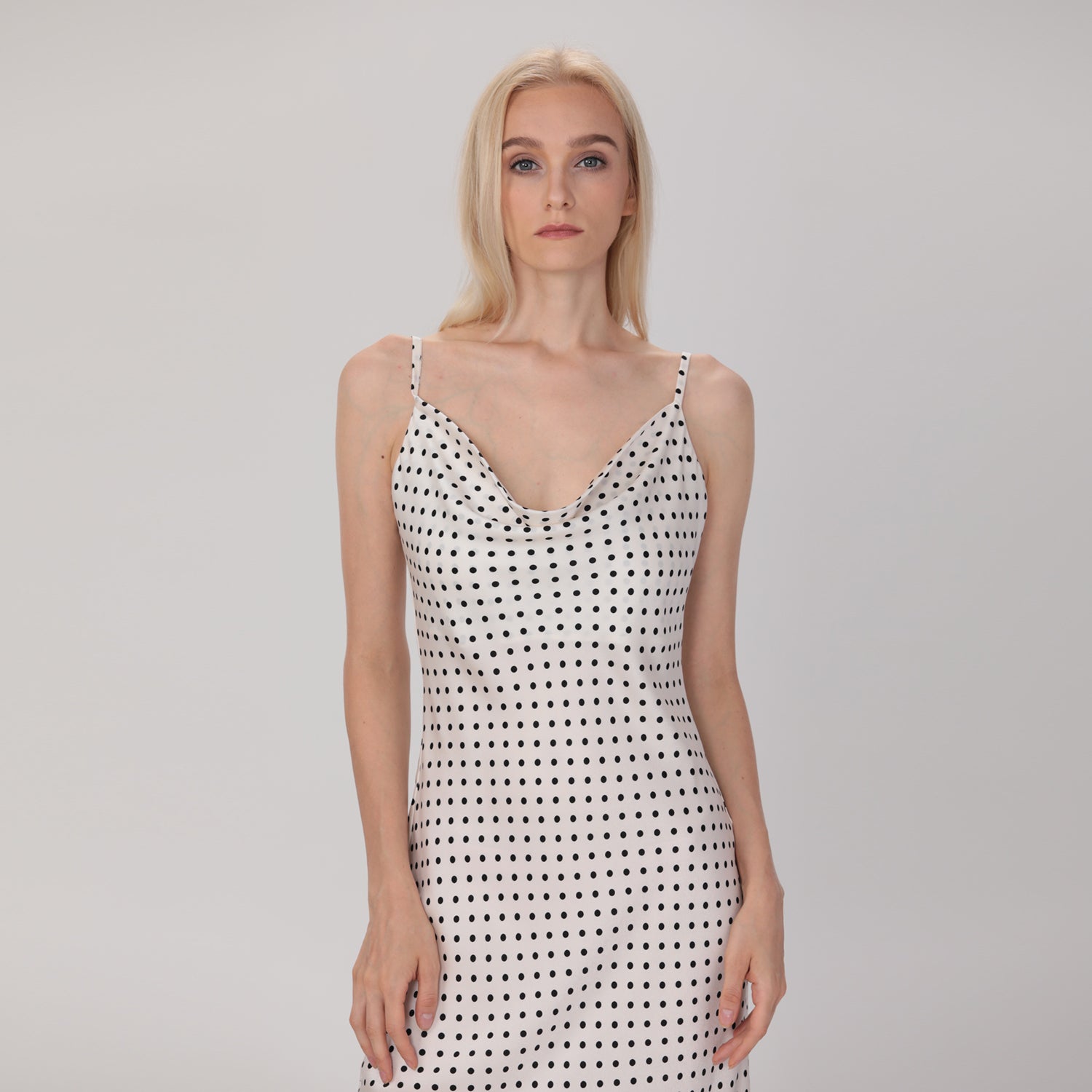 Robe à bretelles en satin à pois