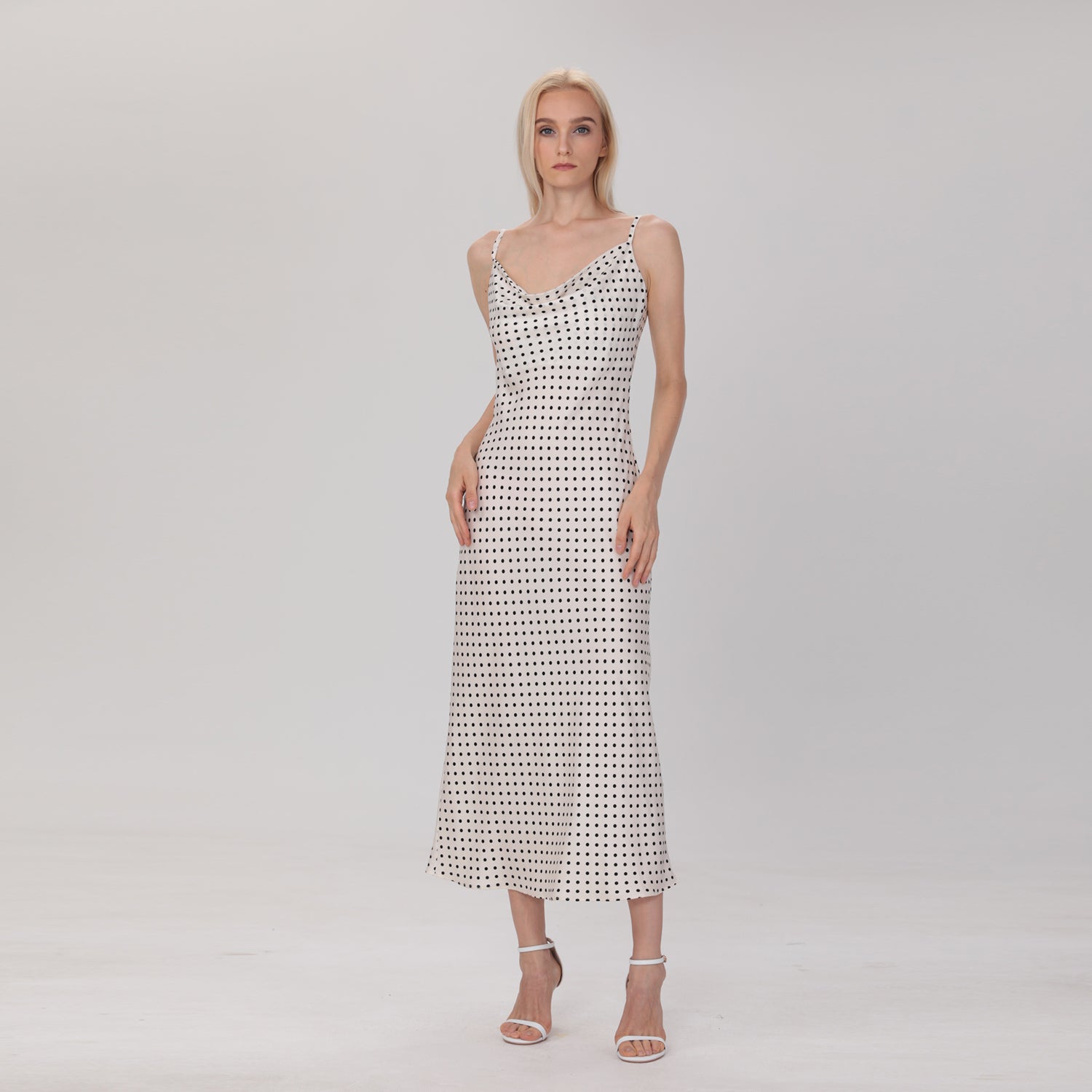 Robe à bretelles en satin à pois