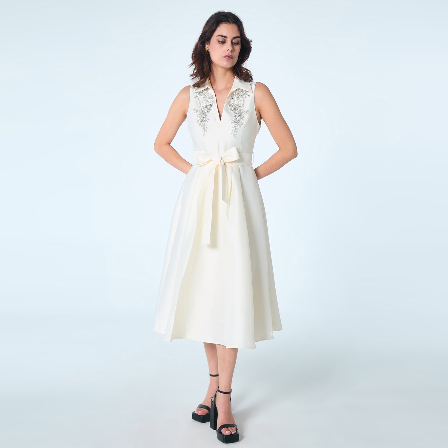 Robe cocktail en taffetas ornée de broderies