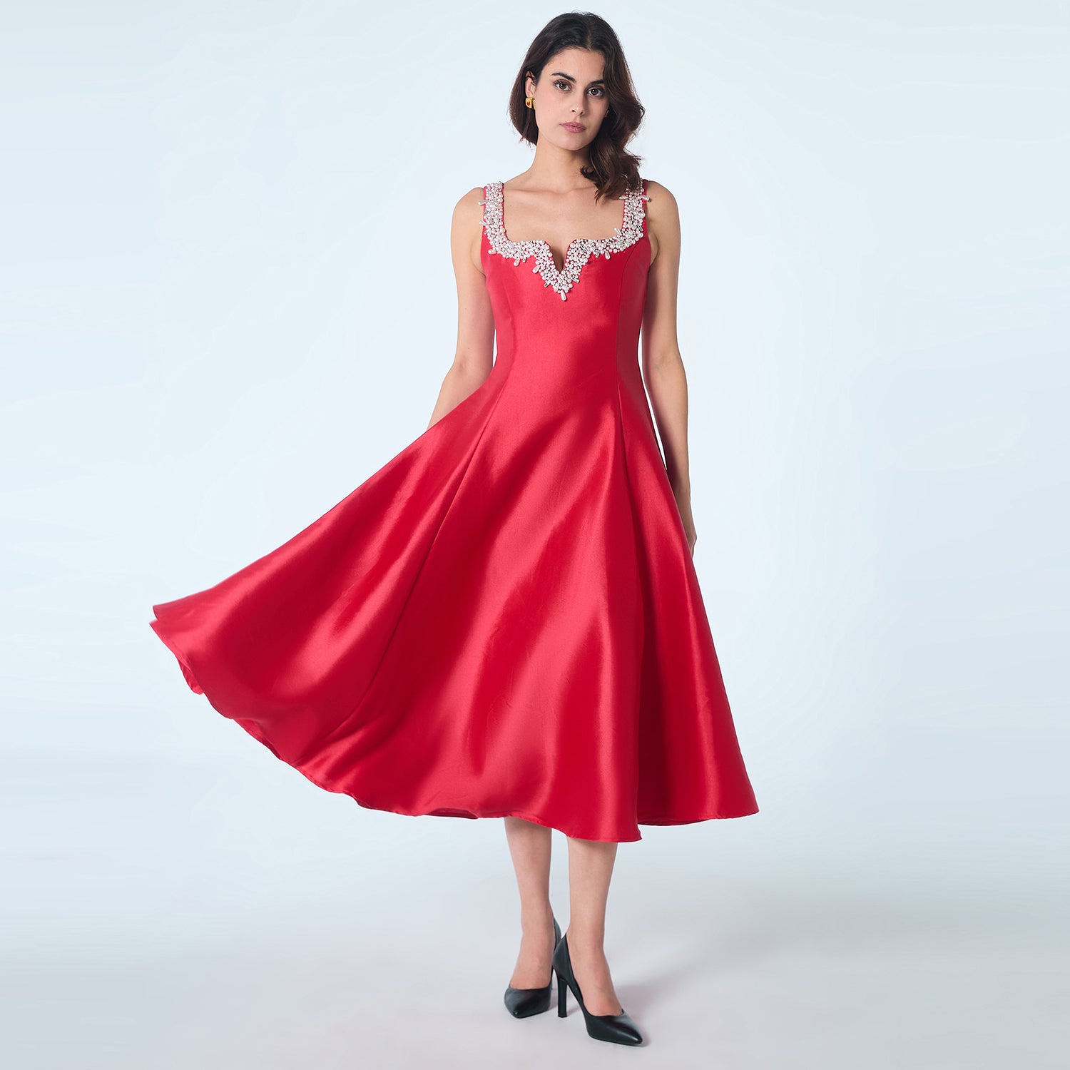 Robe cocktail  en taffetas avec broderies sur le décolleté