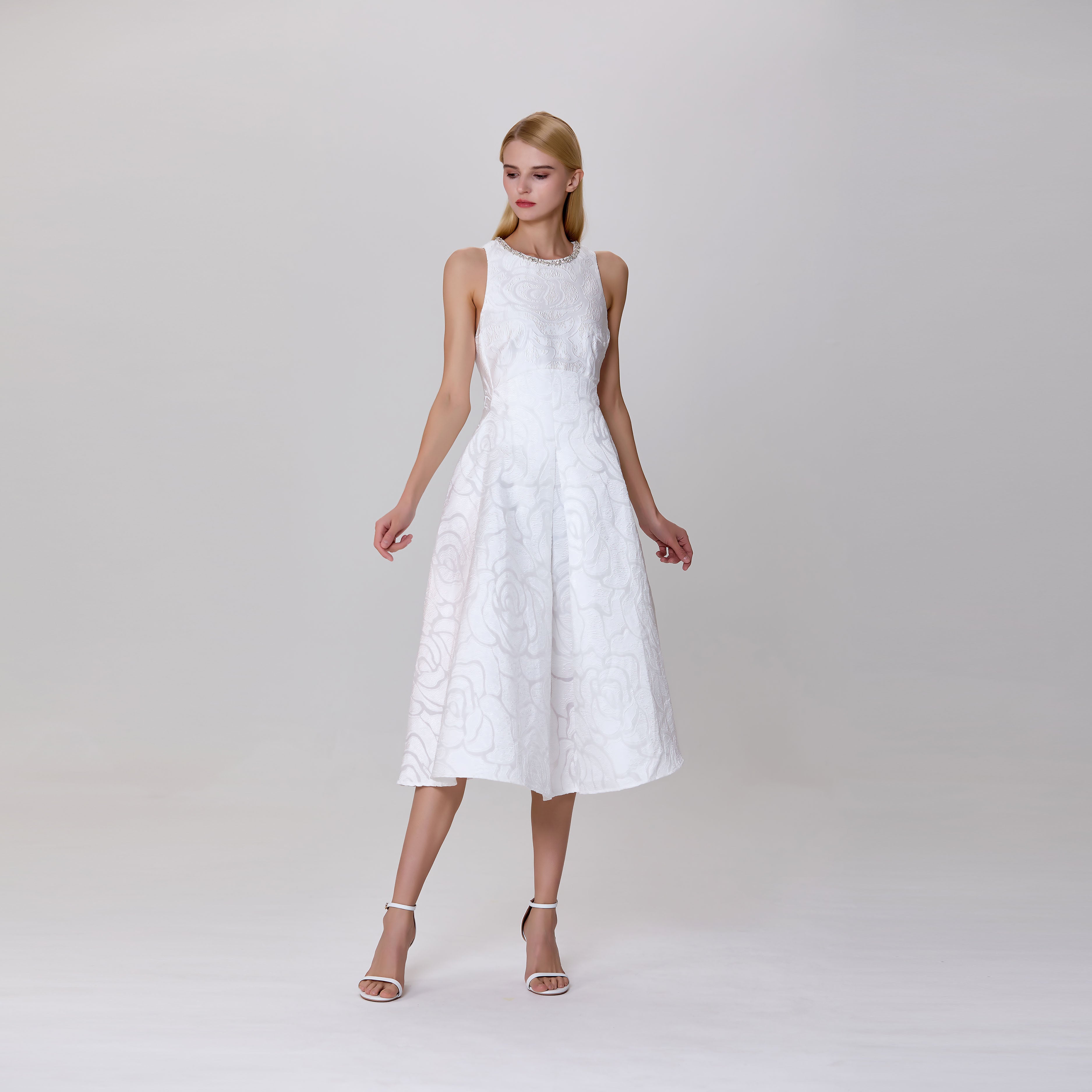 Robe ajustée et évasée en jacquard texturé et col bijou