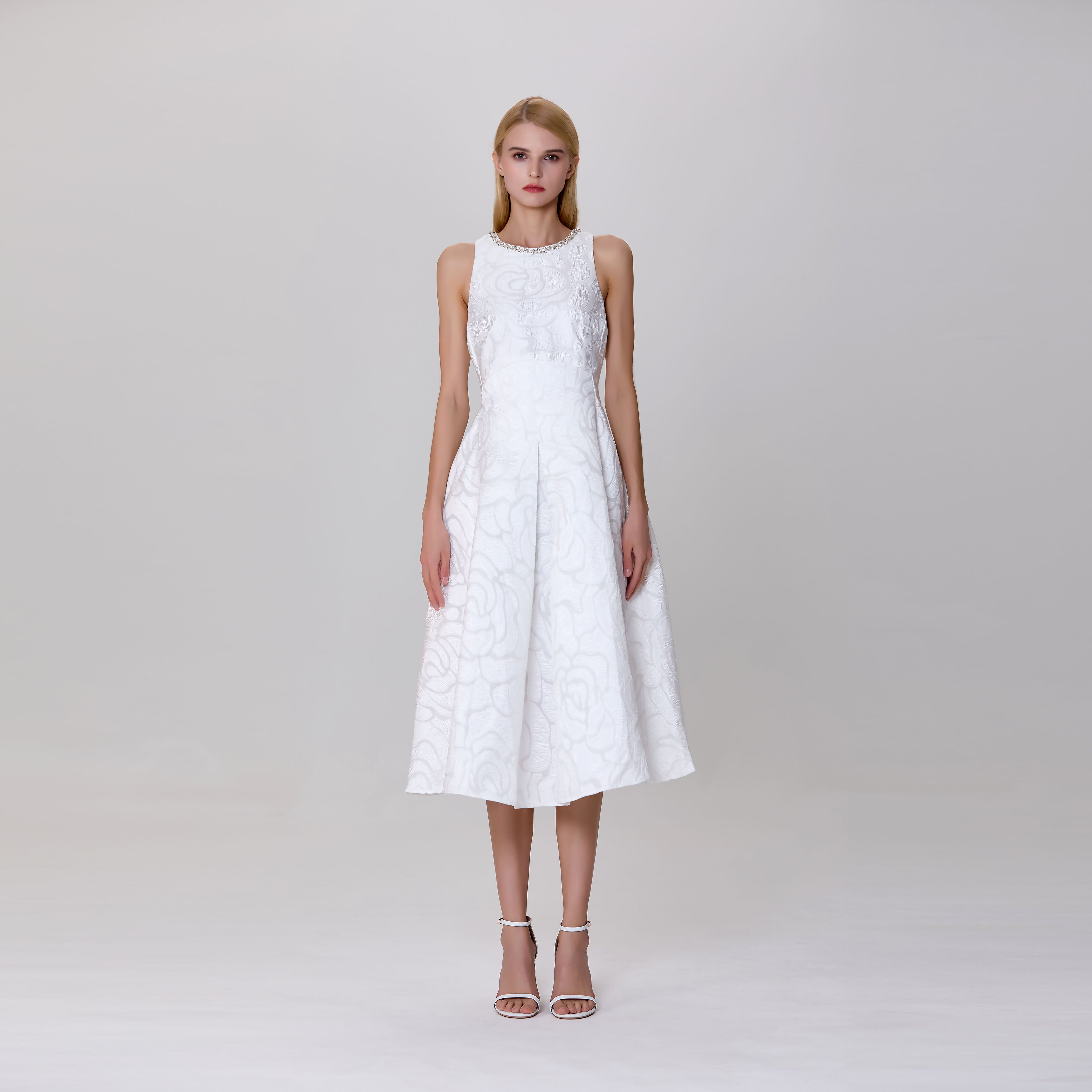 Robe ajustée et évasée en jacquard texturé et col bijou