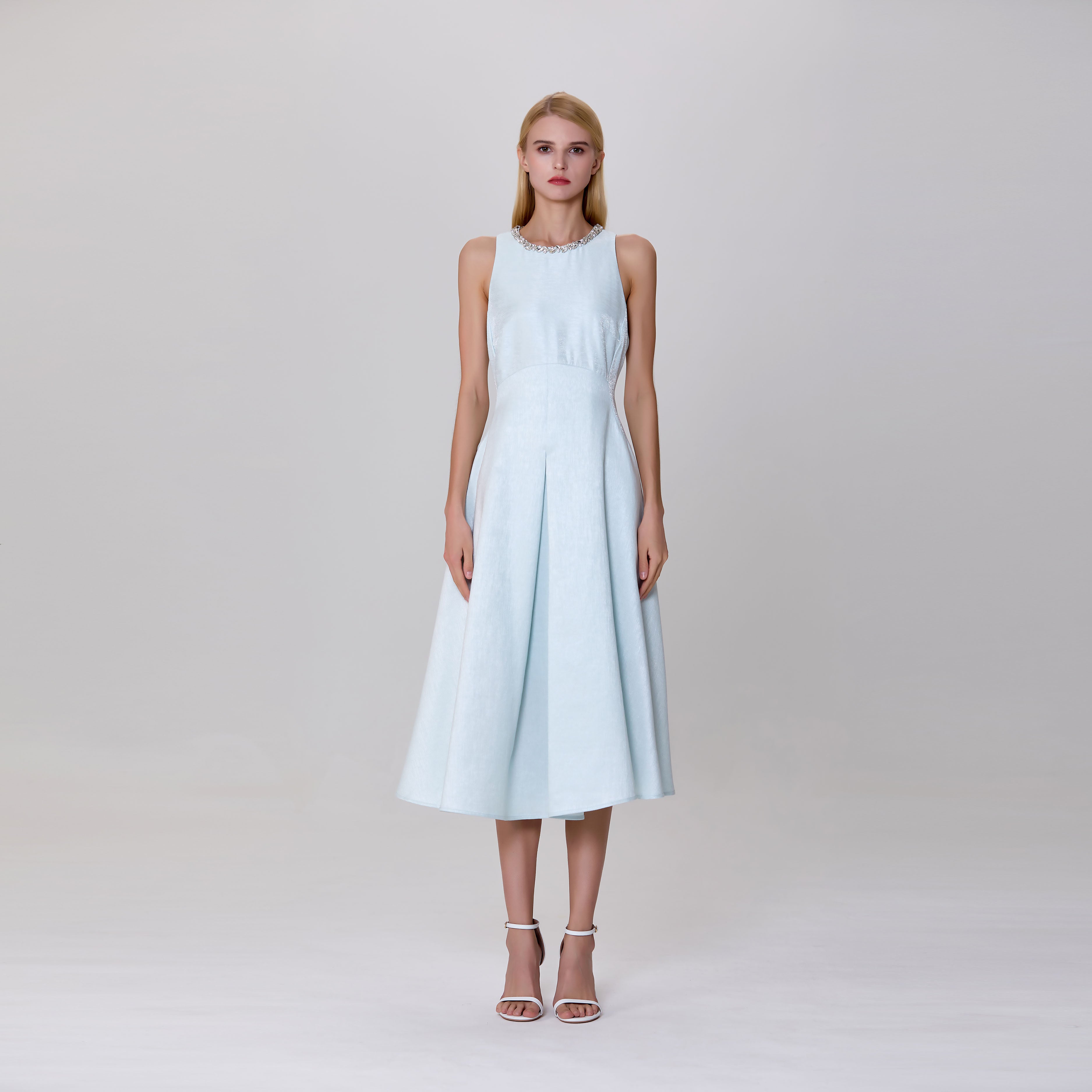 Robe ajustée et évasée en taffetas texturée et col bijou