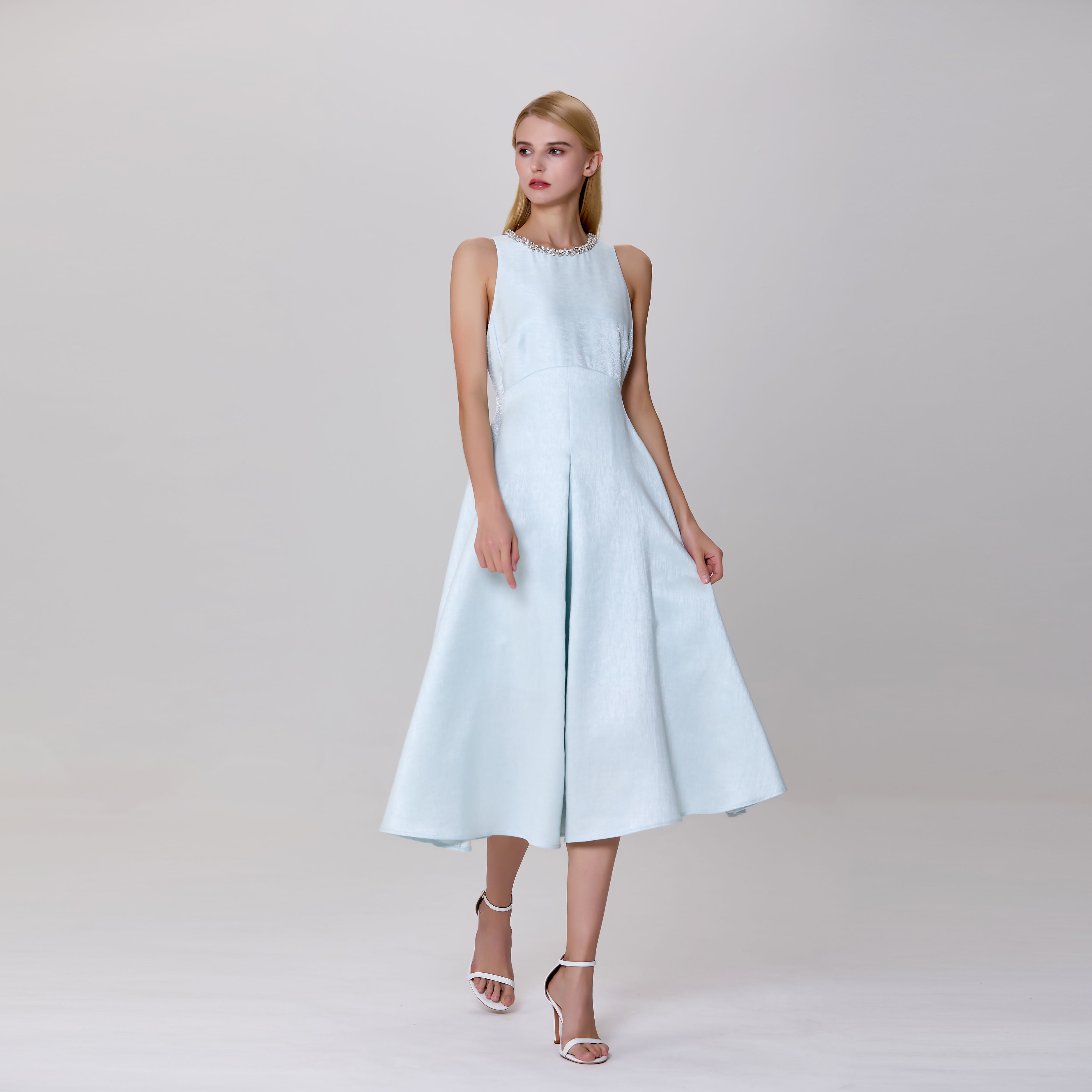 Robe ajustée et évasée en taffetas texturée et col bijou