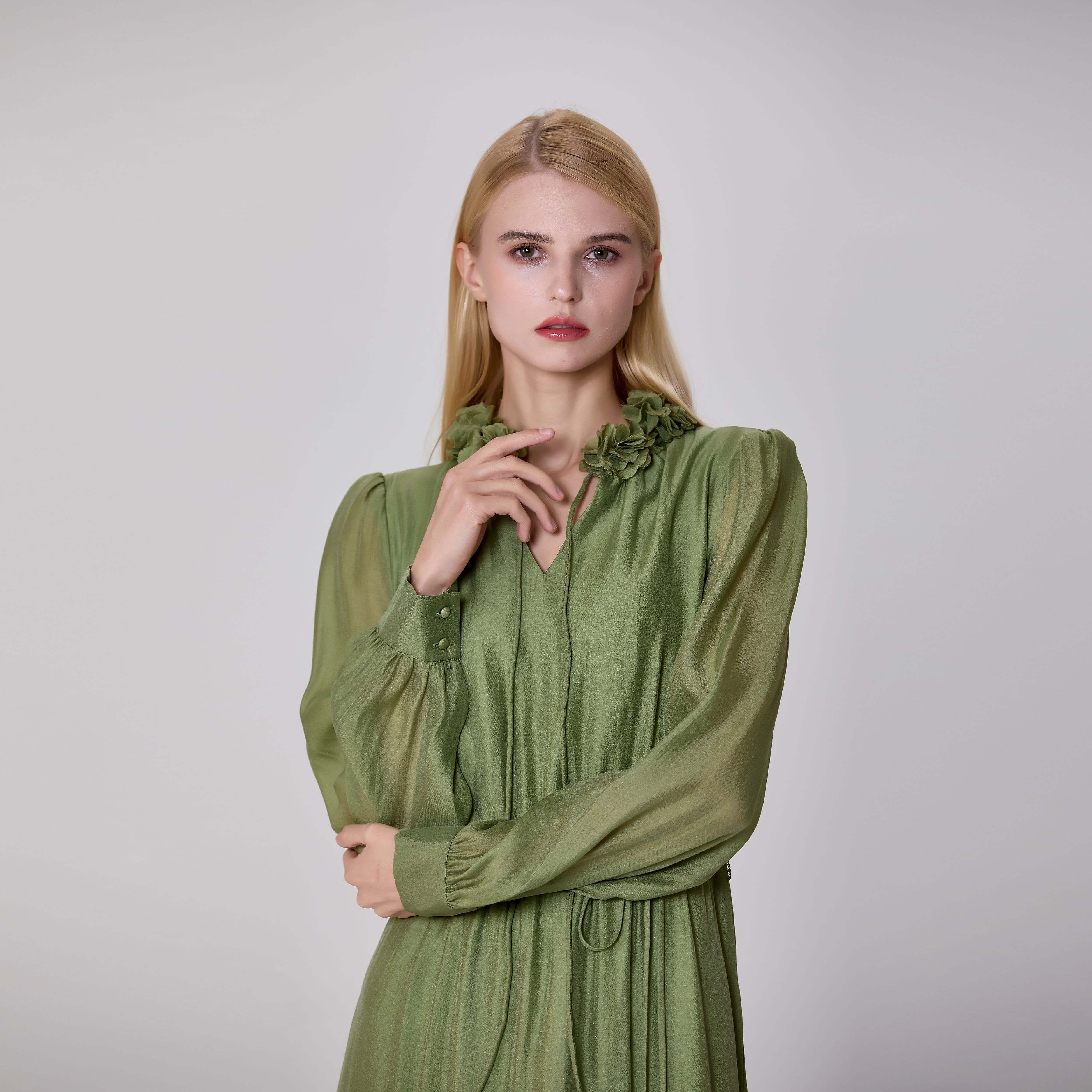 Robe chemisier à volants et empiècements superposés