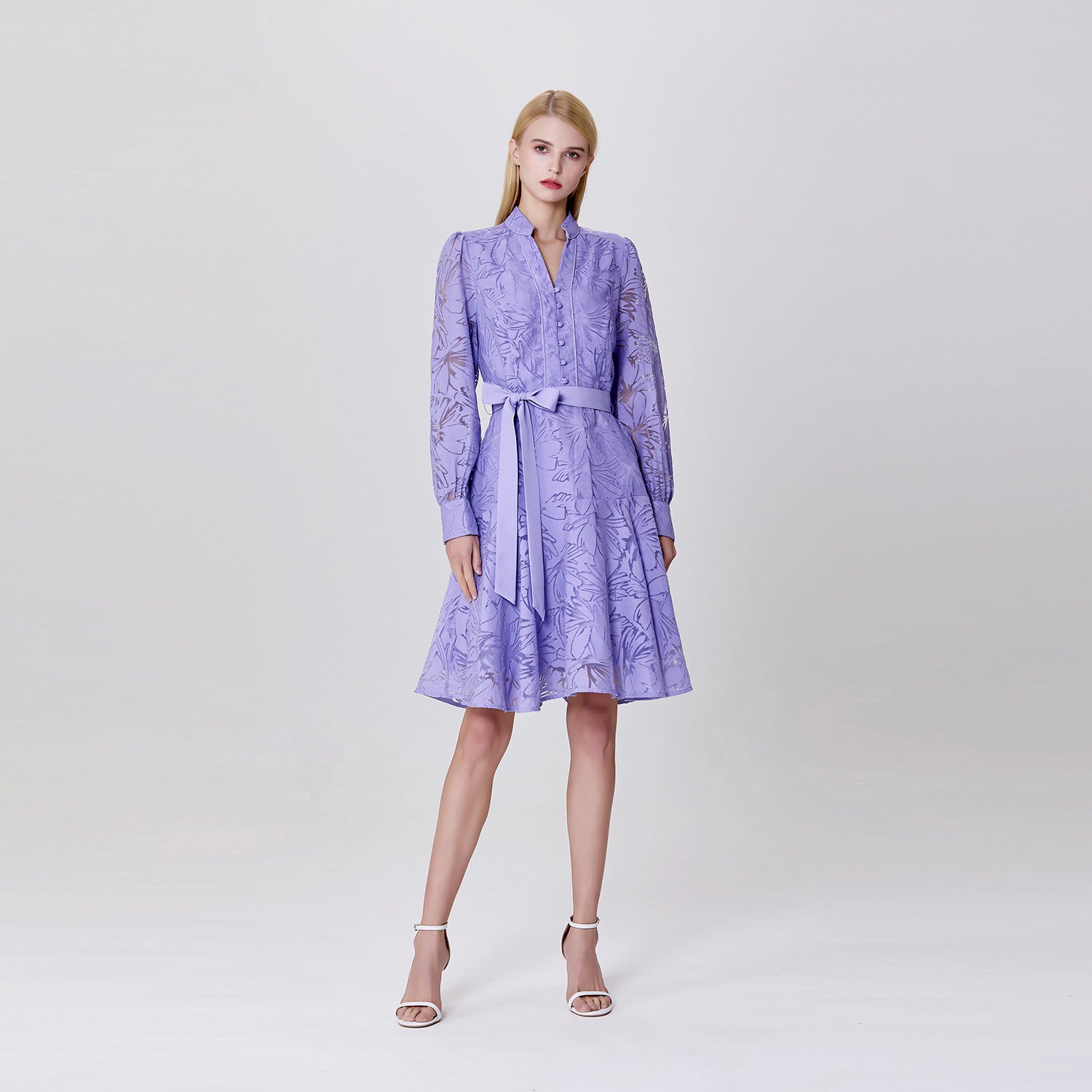 Robe courte à manches longues, en organza et dentelle