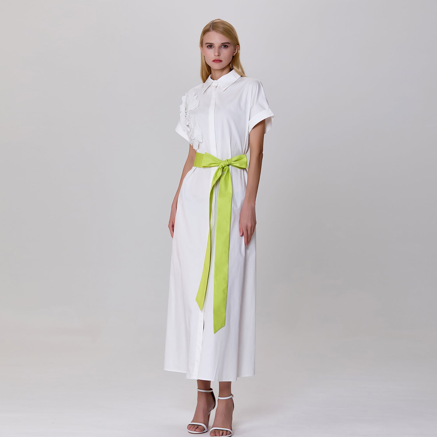 Robe chemise minimaliste et ceinture contrastée