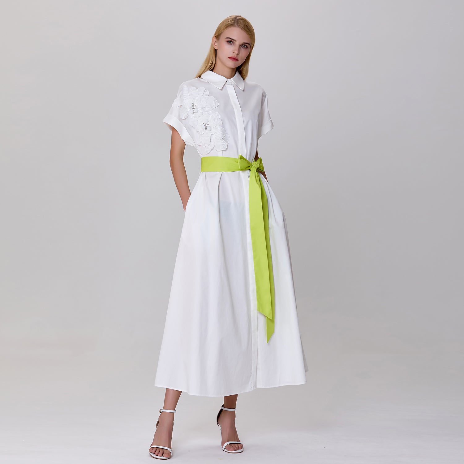 Robe chemise minimaliste et ceinture contrastée