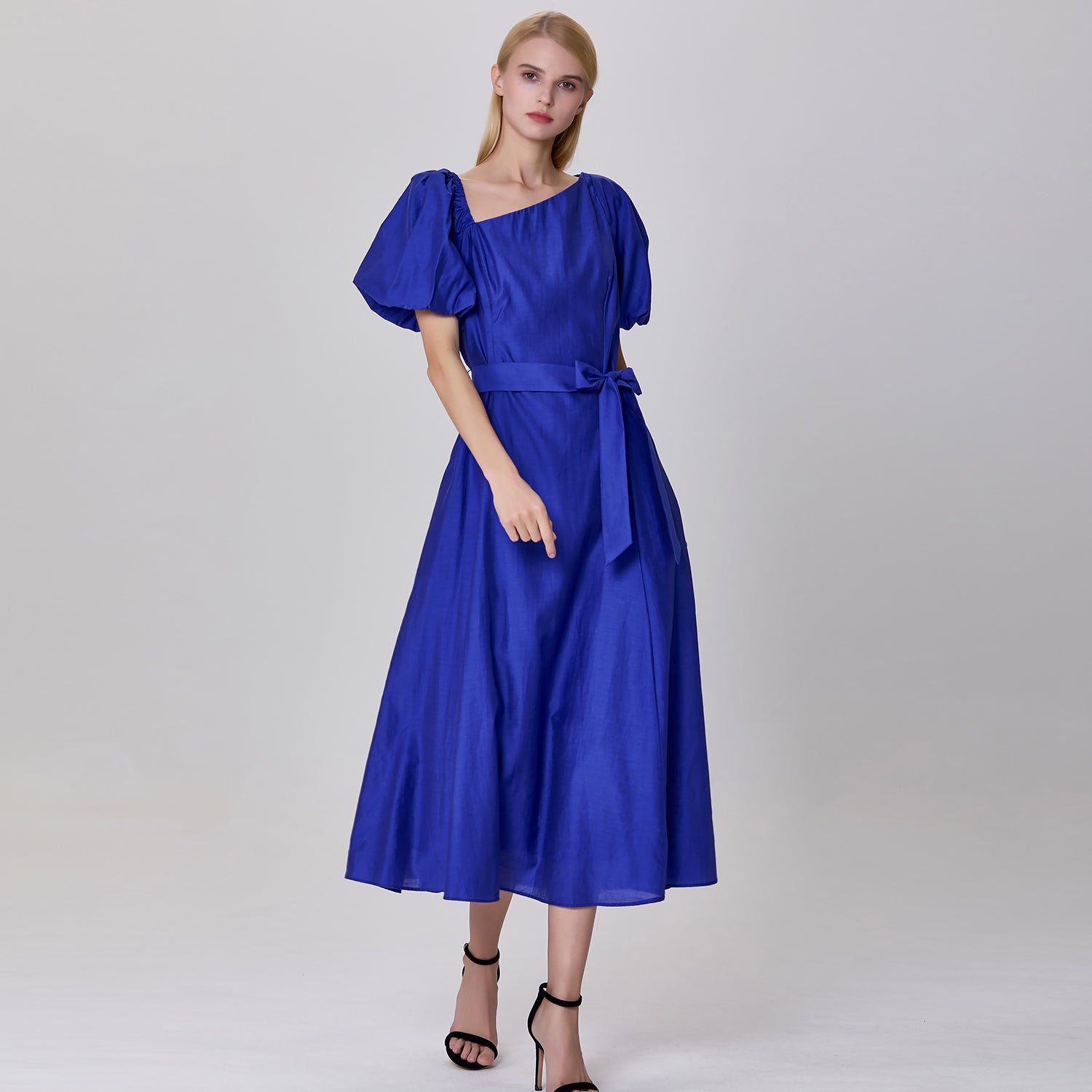 Robe ajustée et évasée à col asymétrique